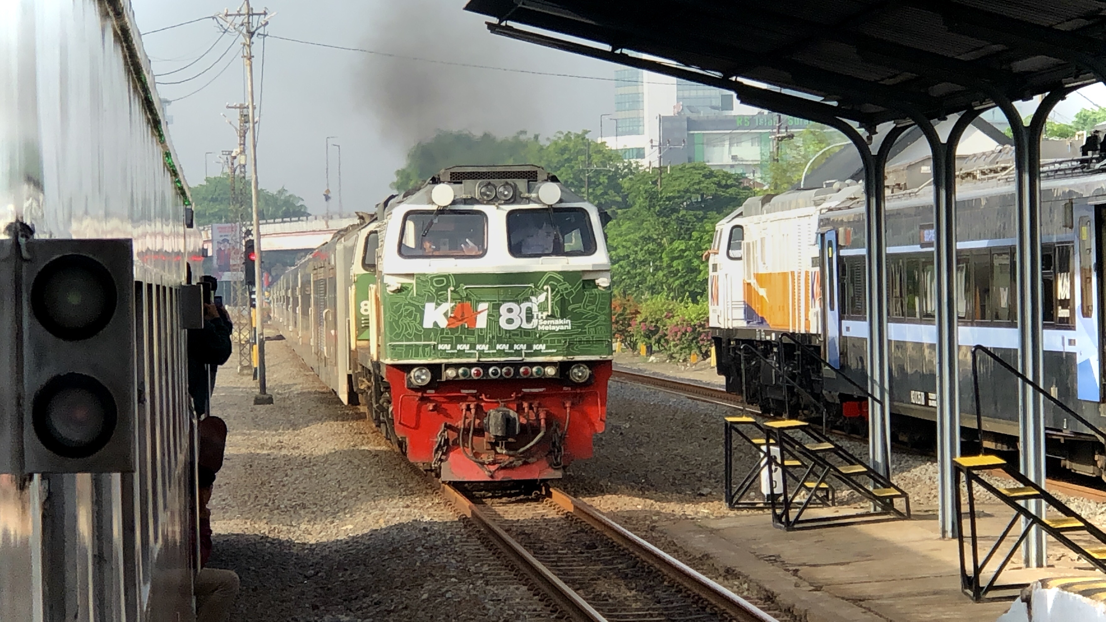 Kereta Mutiara Selatan melintas langsung di stasiun wonokromo