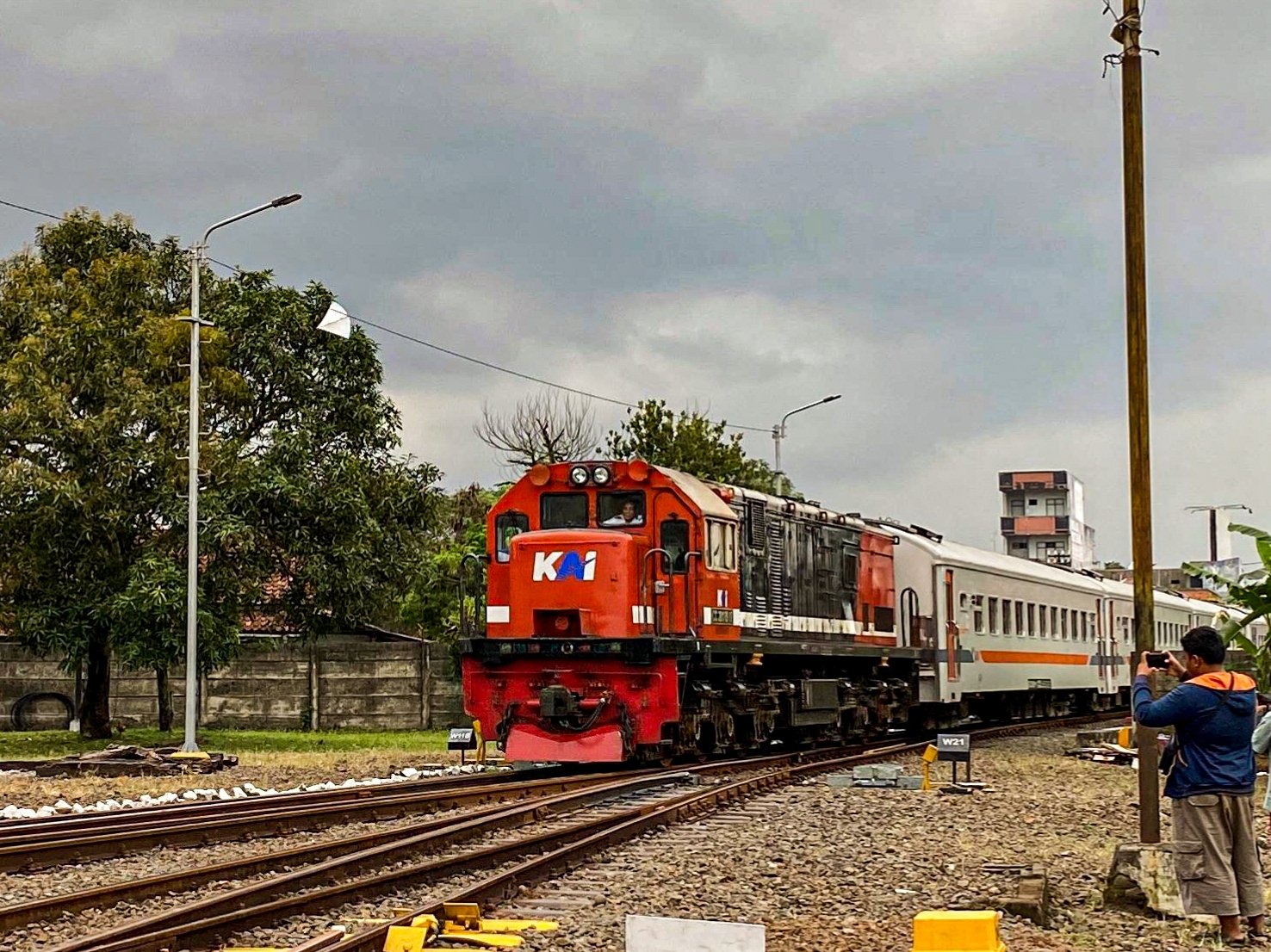 Kereta Serayu Masuk Stasiun Tasikmalaya dengan Lokomotif Livery Red and Blue
