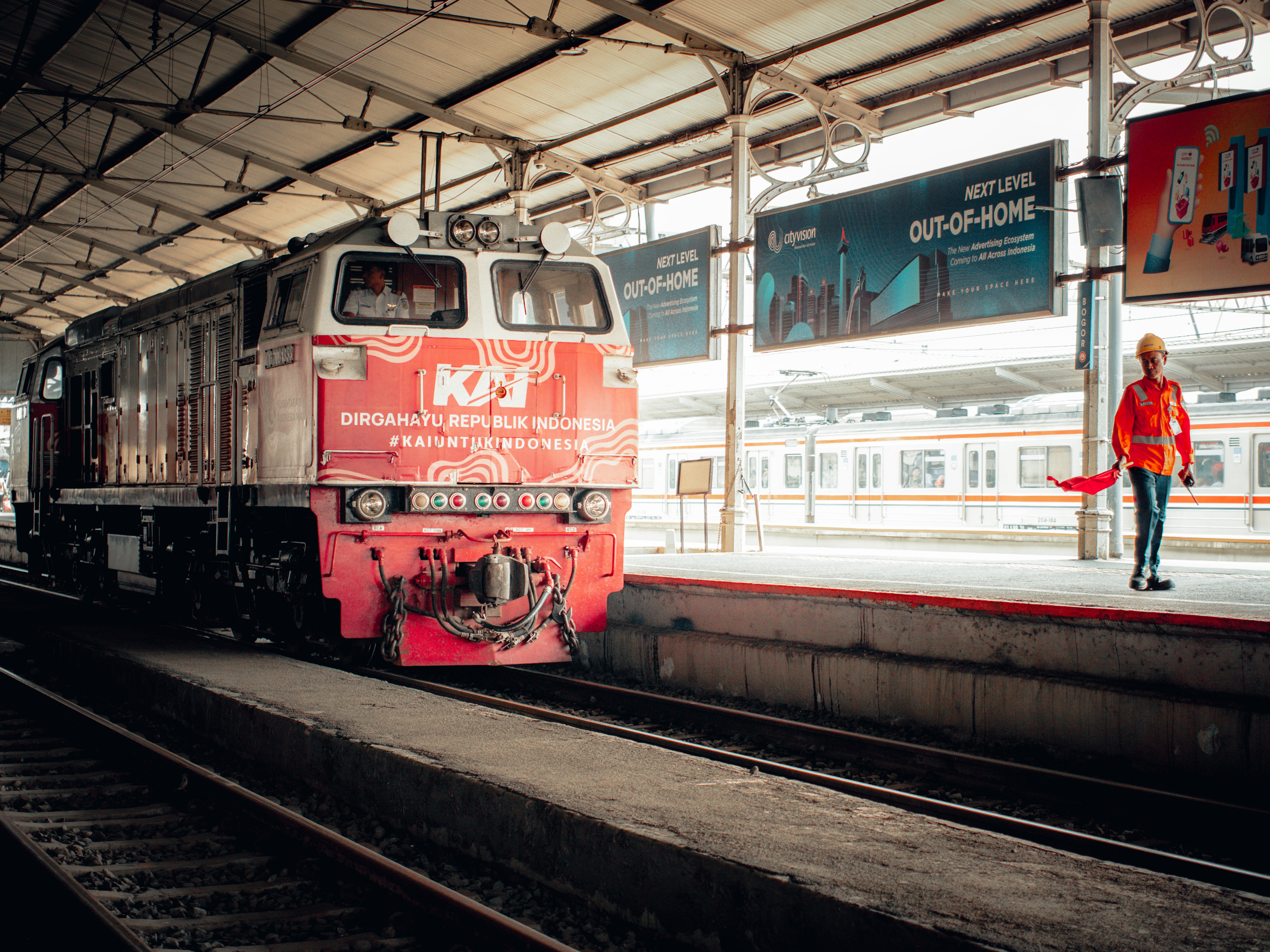 Langkah kecil juru langsir, gerak besar lokomotif. Satu bendera, satu gerakan-langsir membuka babak perjalanan.
