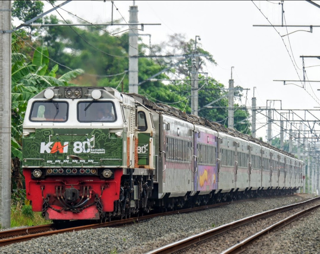 KA 16 Argo Dwipangga dengan loko berlivery HUT KAI 80