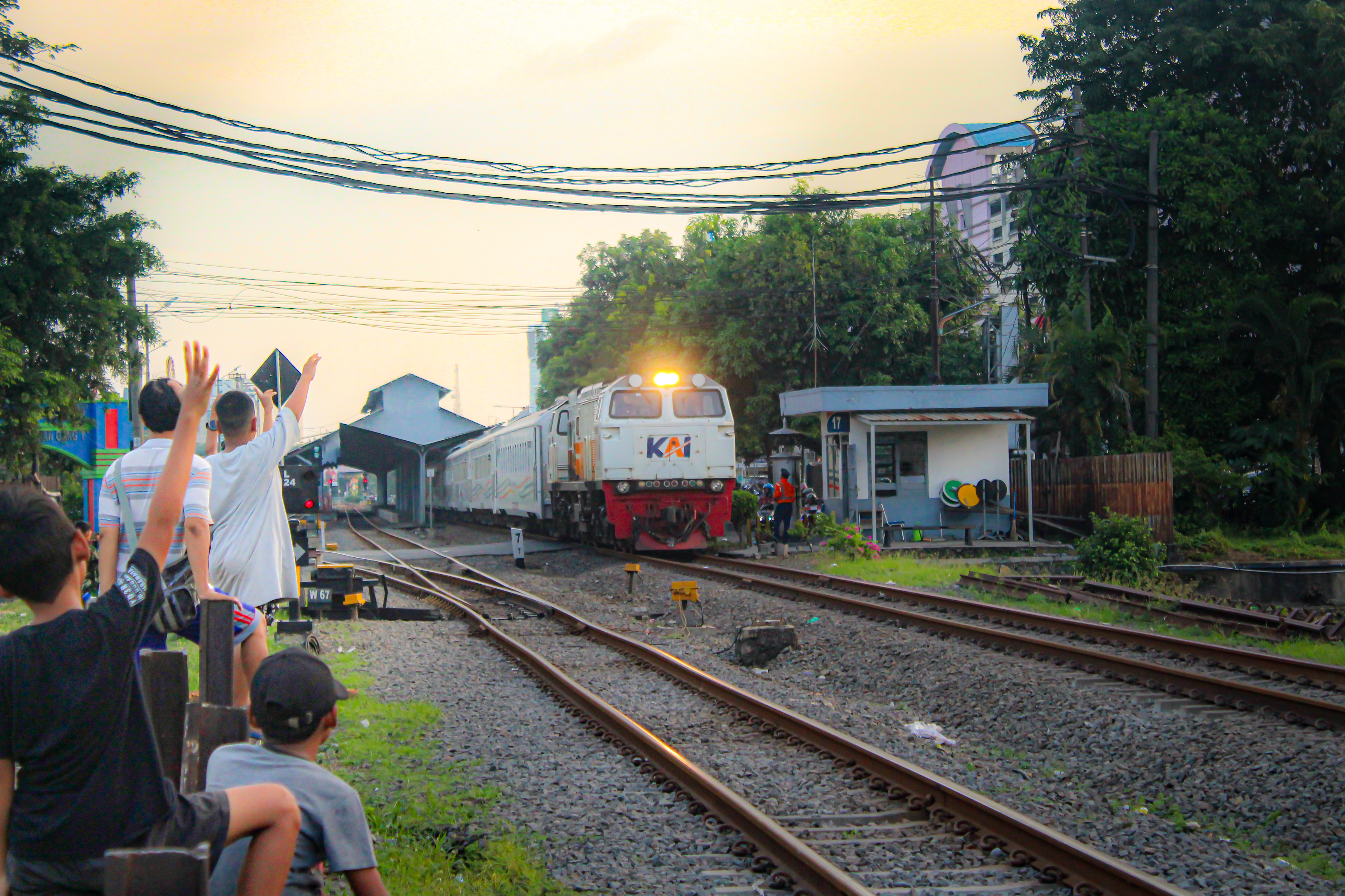 Lambaian Harapan Di Tepi Rel Dikala Diiringi Senja