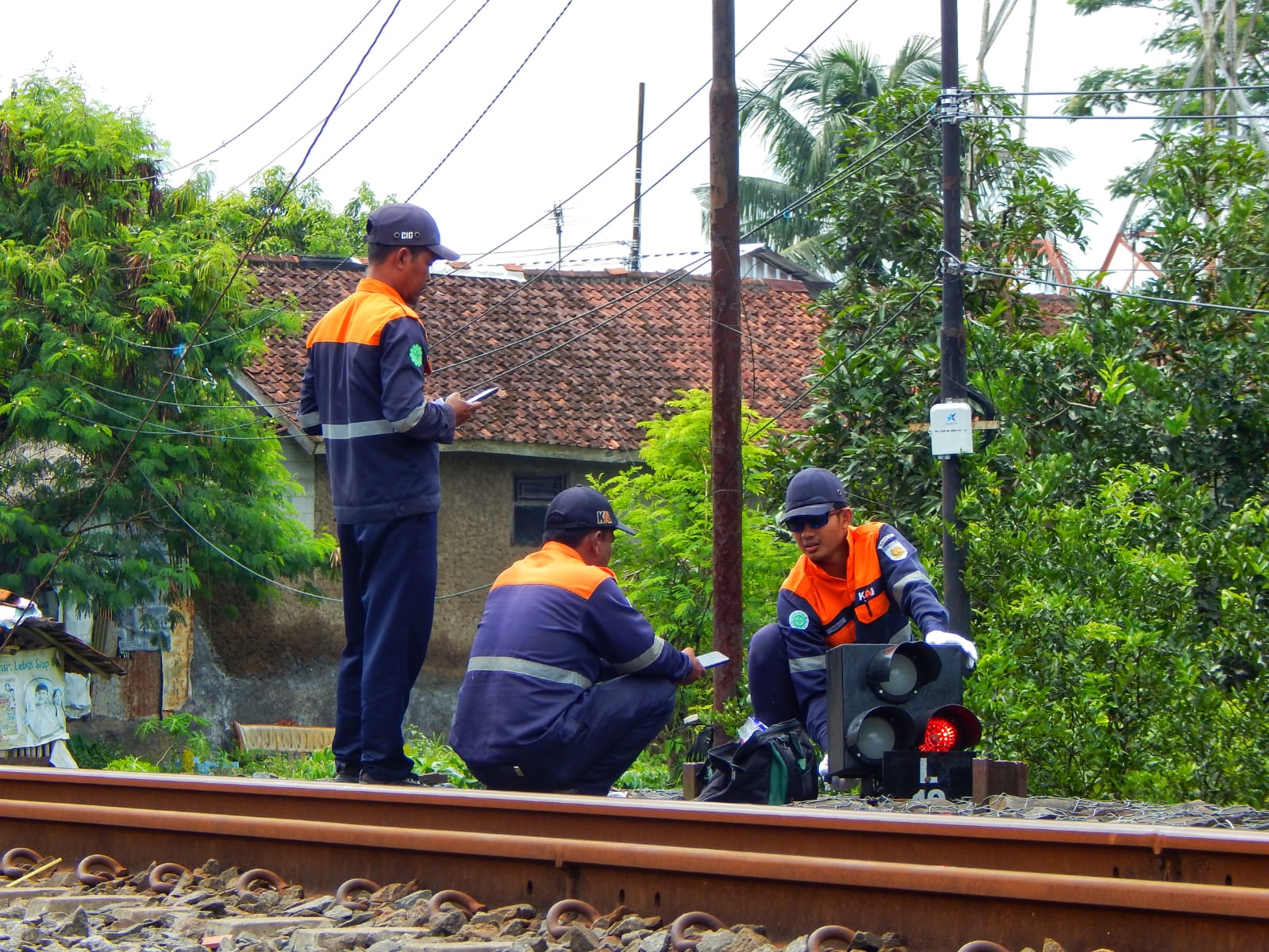 Dibalik Aman Dan Nyaman Nya Perjalanan Kereta Api.Ada Mereka Yang Tak Kenal Lelah Dan Letih.Mengabdi Pada KAI.Melayani Dengan Sepenuh Hati.Untuk Insan Di Negeri Ini
