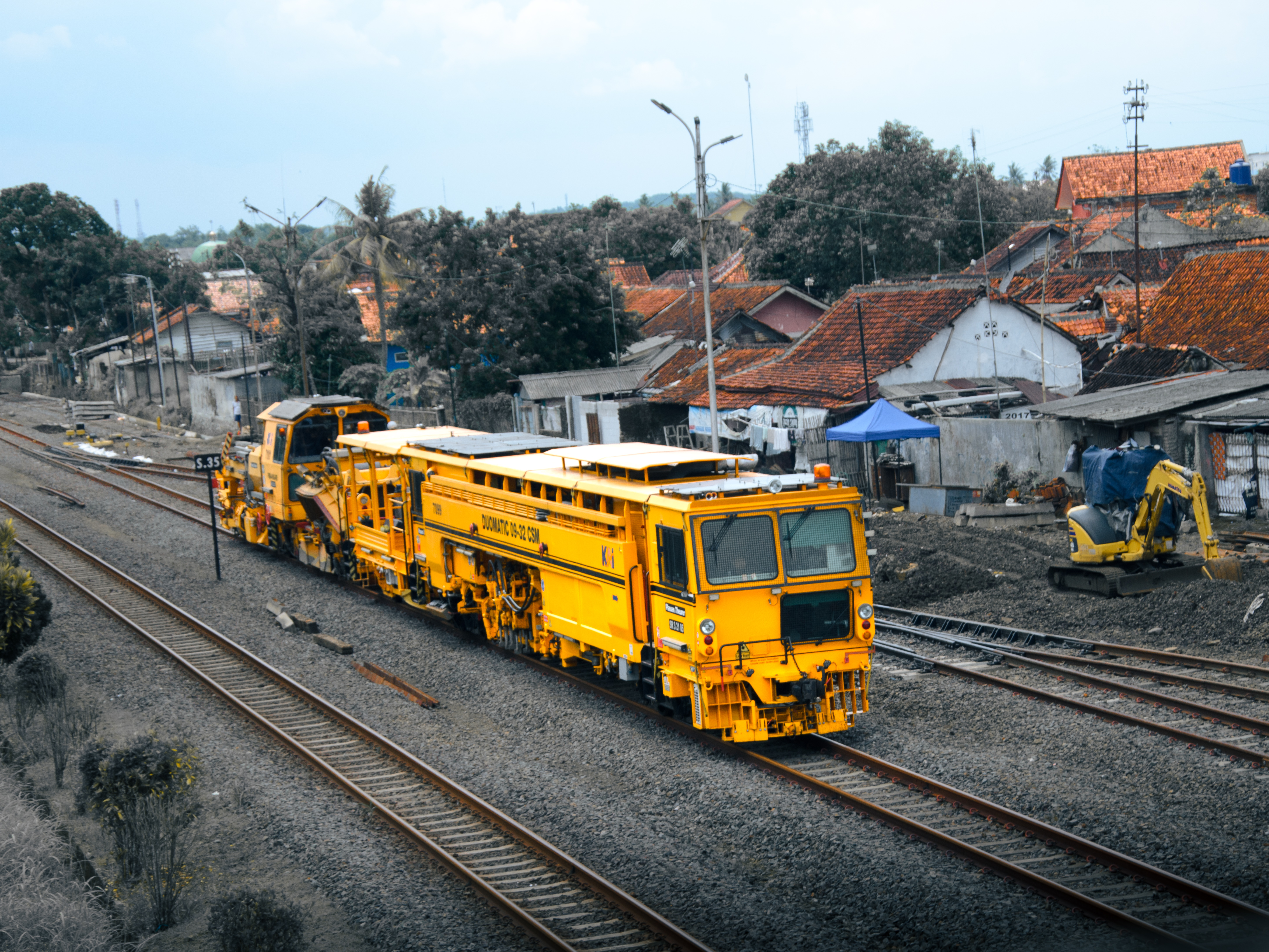 Kereta Duomatic 09-32 CSM atau Kereta Perawatan Jalan Rel (KPJR) di Stasiun Banjar