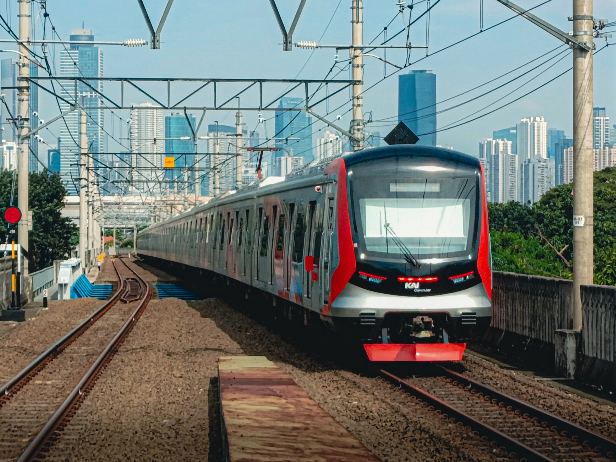 Potret KRL CLI - 125 Menembus Padatnya Metropolitan Jakarta