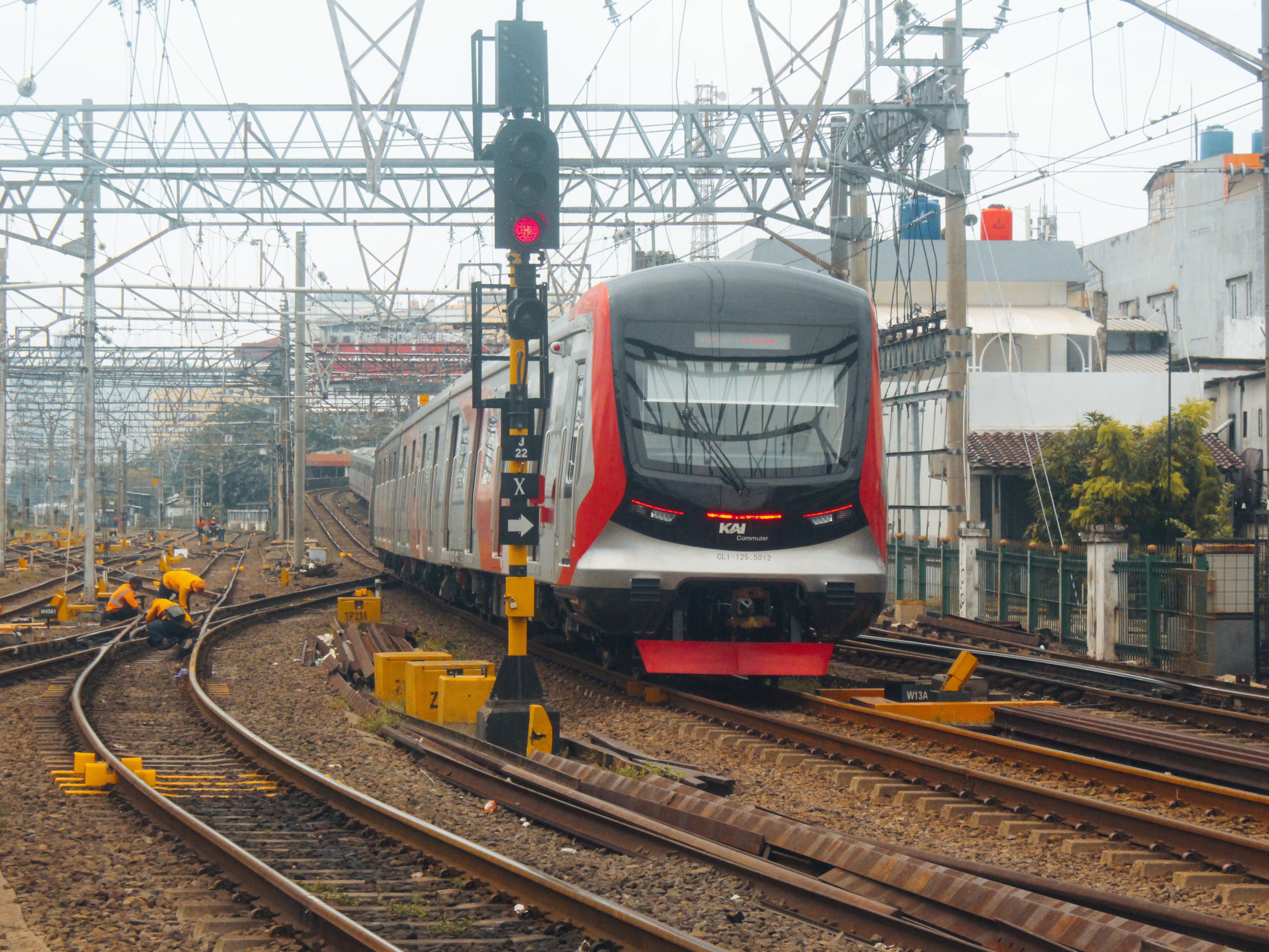 K CLI-125 berangkat dari stasiun Jakarta Kota