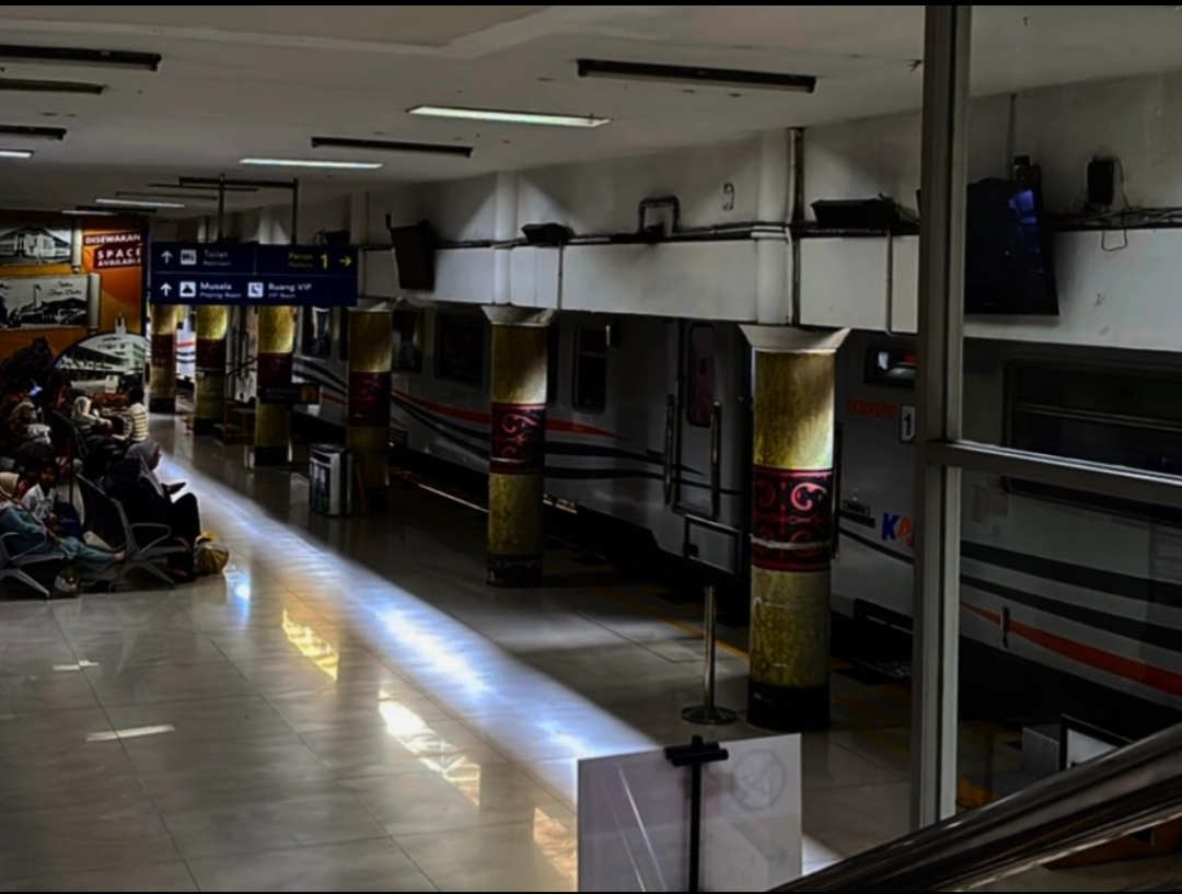 KA U54A Sribilah Utama Standby di jalur 1 Stasiun Medan