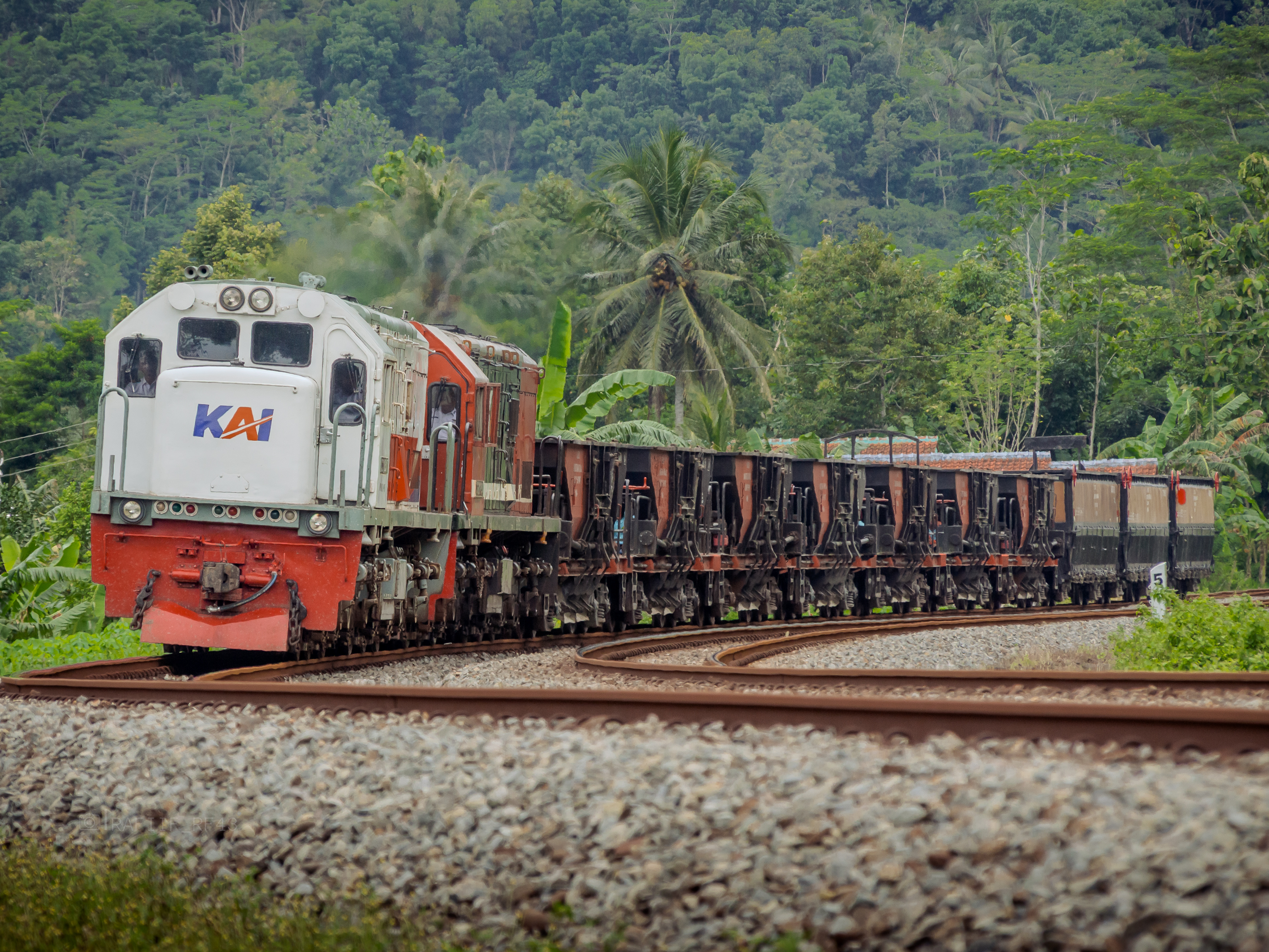 KLB Ballast double engine berbeda livery.