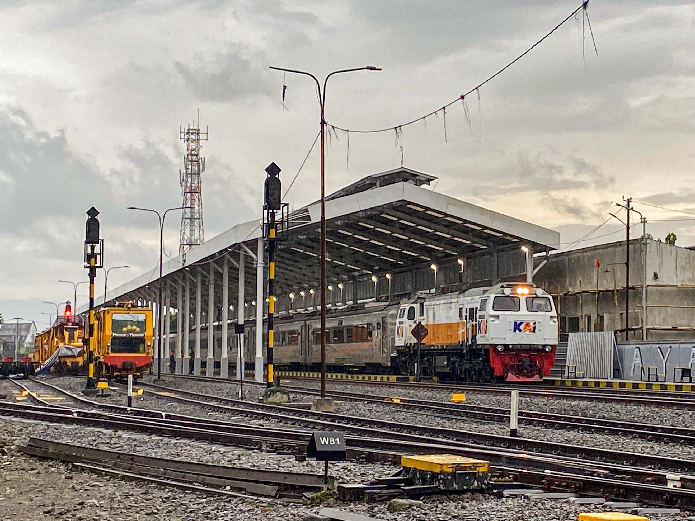 Kereta 9A Argo Wilis Masuk Stasiun Tasikmalaya