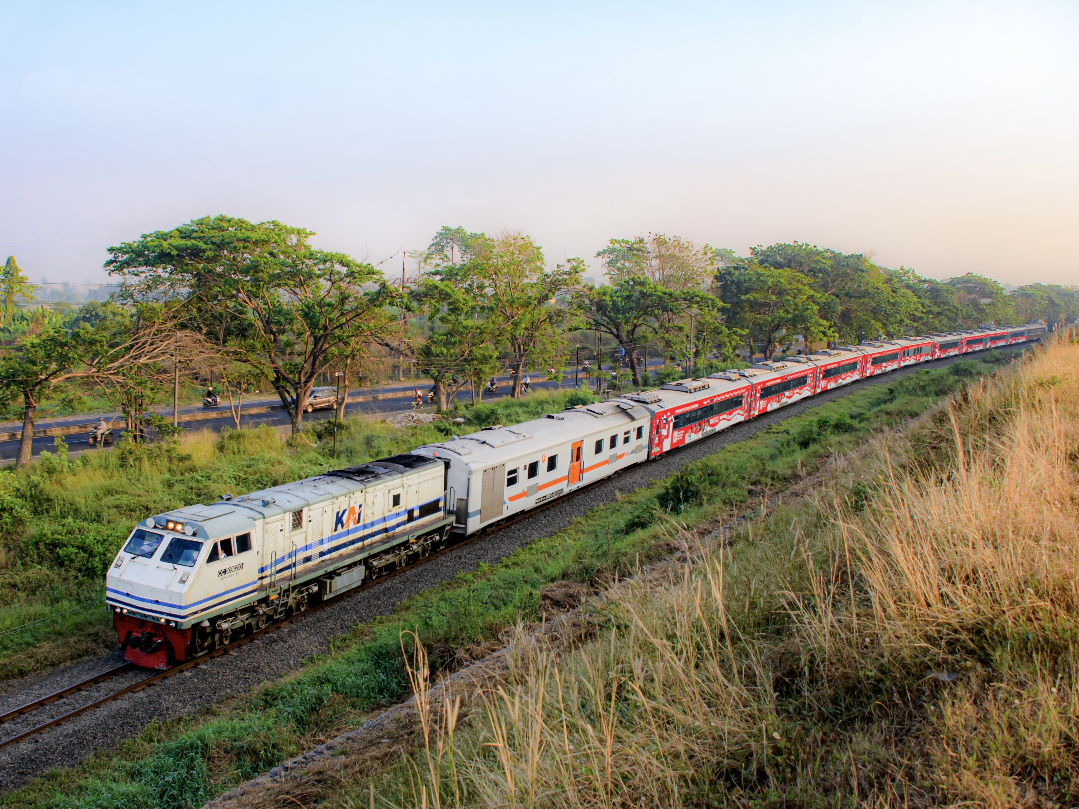 Lokomotif WnB Memimpin Perjalanan KA Pandalungan