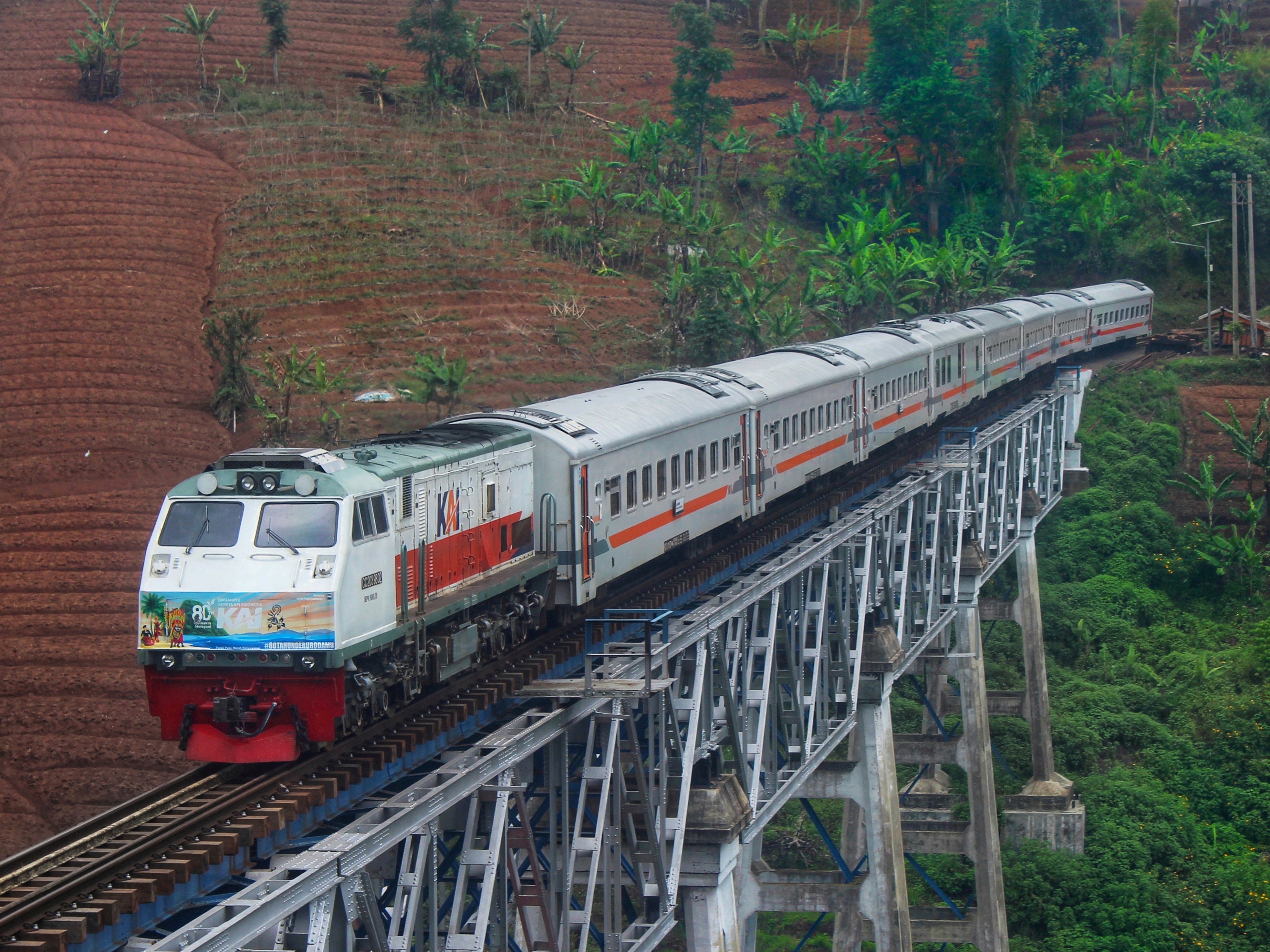 KA PASUNDAN di jembatan tertinggi aktif
