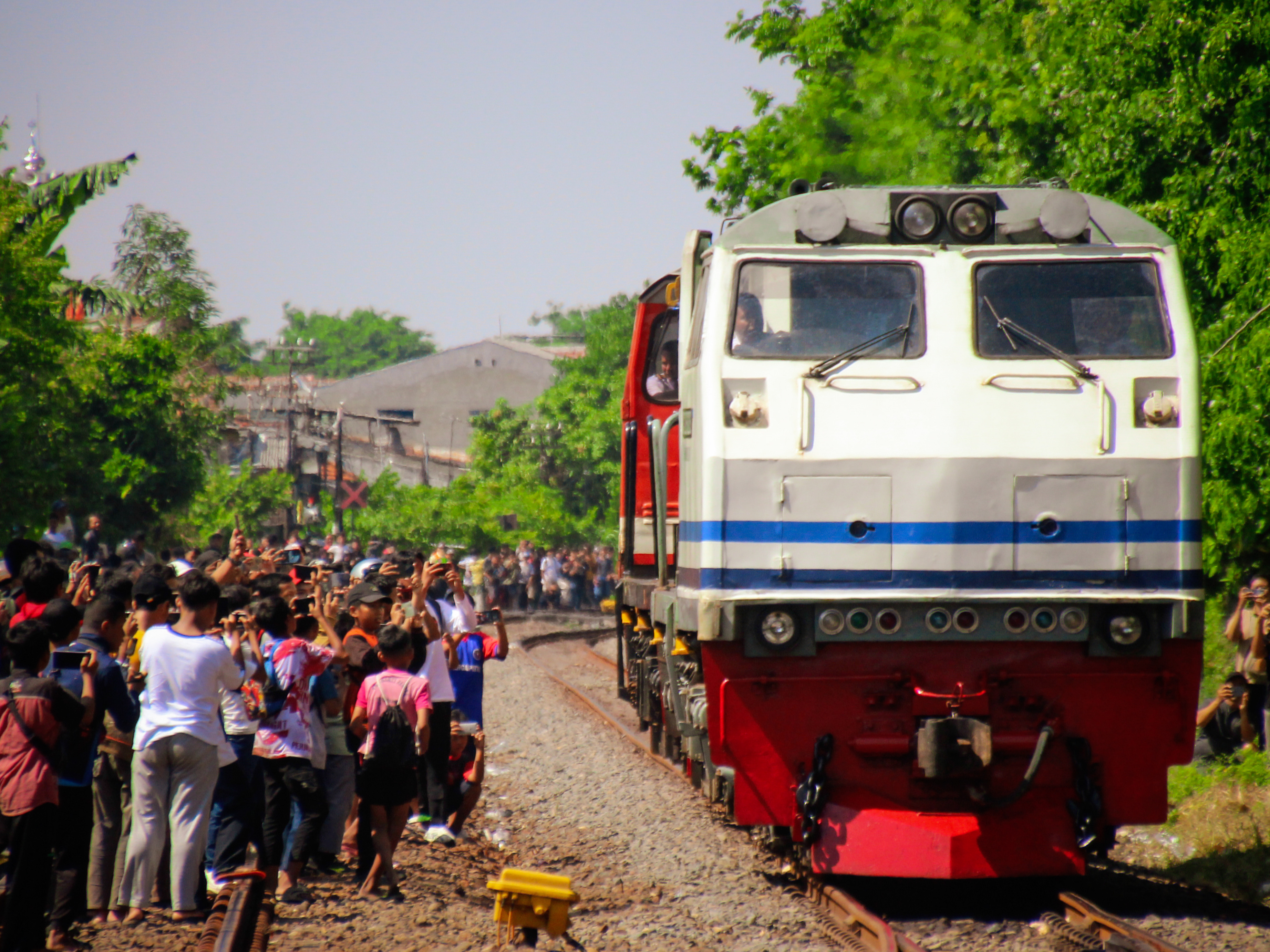 Antusias Momen Parade Kereta