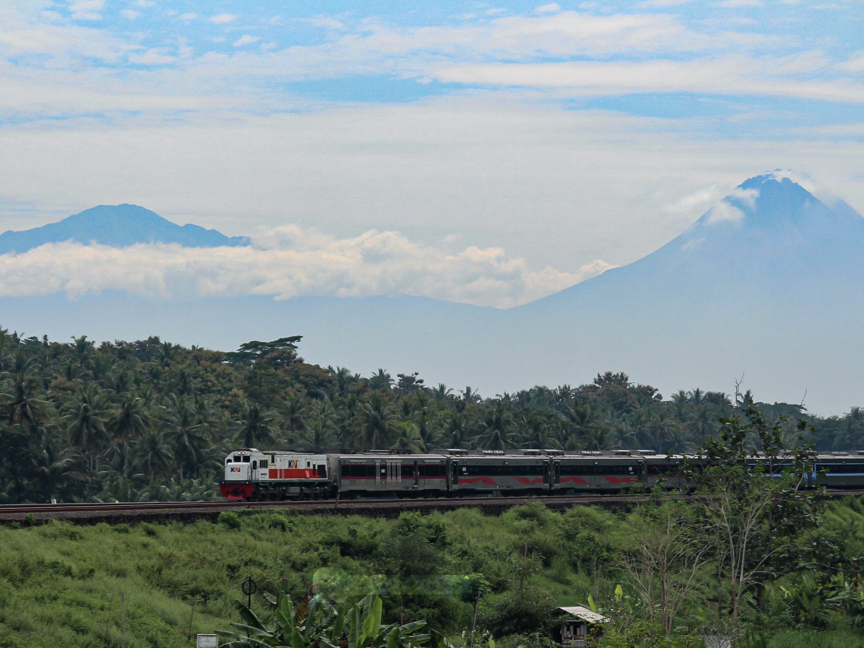 Kereta Bogowonto melintas kelok mertan