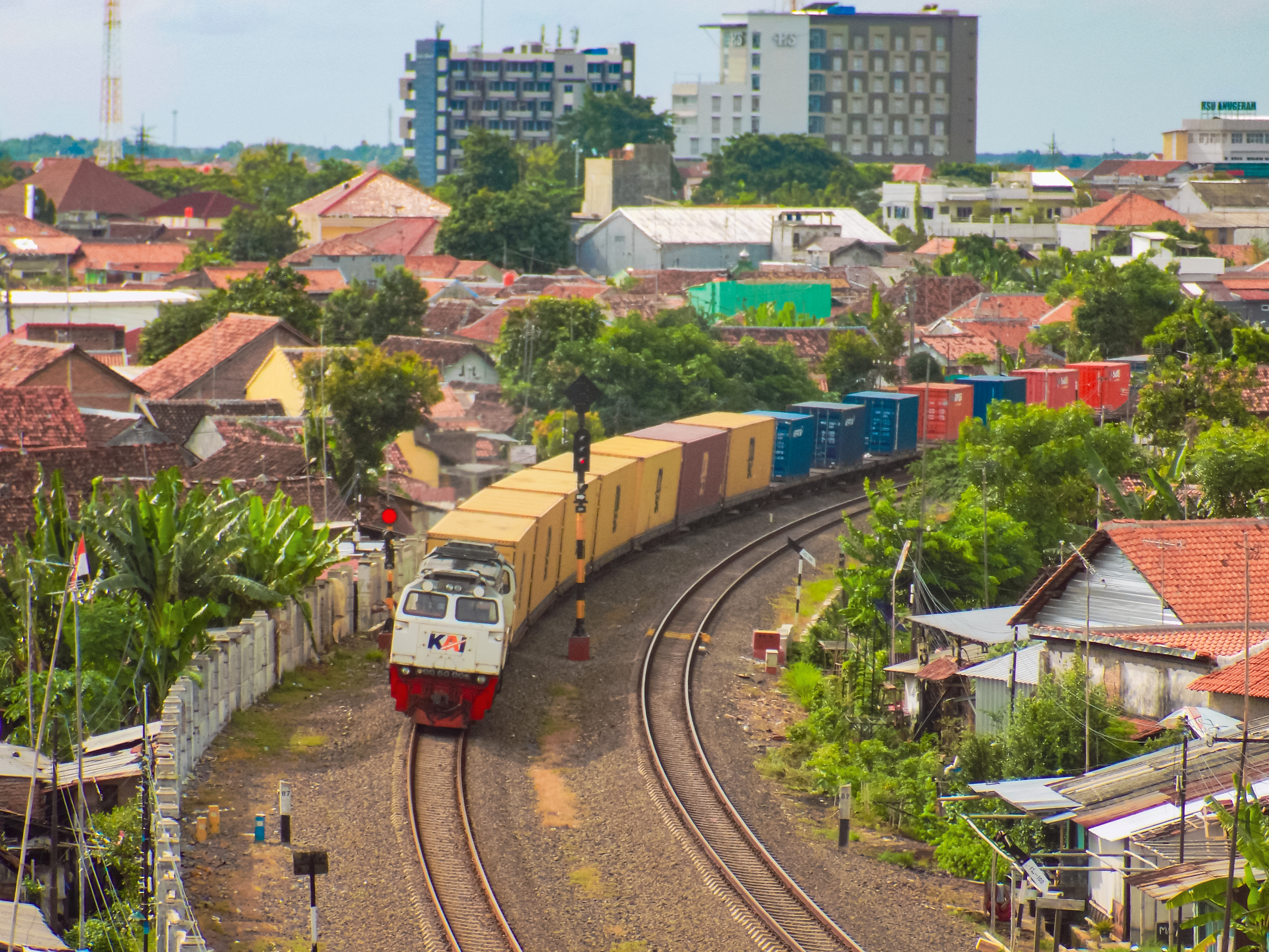 Kereta Api Barang Kontainer Menembus Jalur Kehidupan Kota