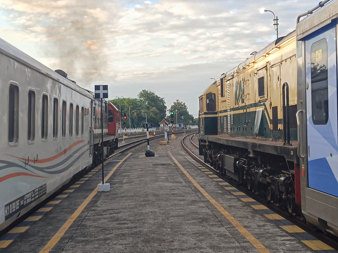 Pertemuan Lokomotif Vintage PJKA Dan Lokomotif merah biru pada sore hari