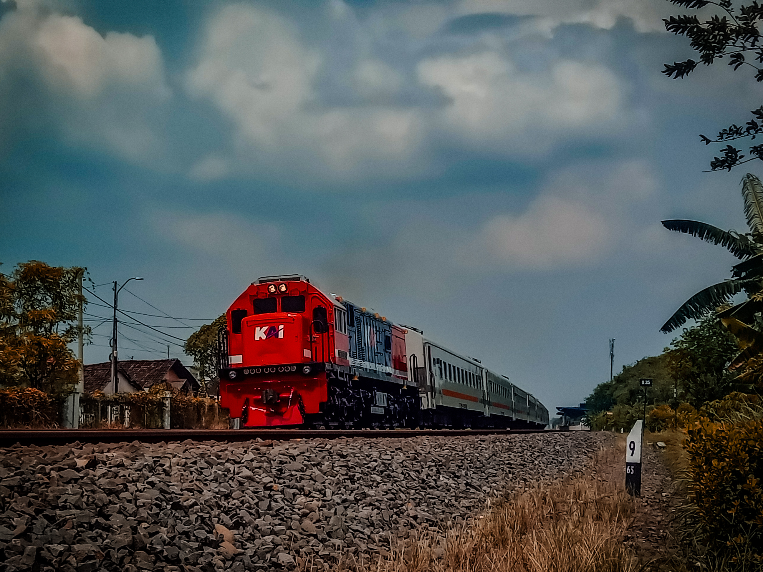 Ka 405 berangkat meninggalkan stasiun curahmalang
