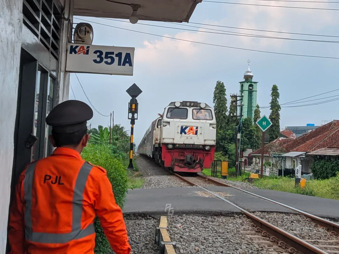 Saling sama antara petugas PJL dan Masinis