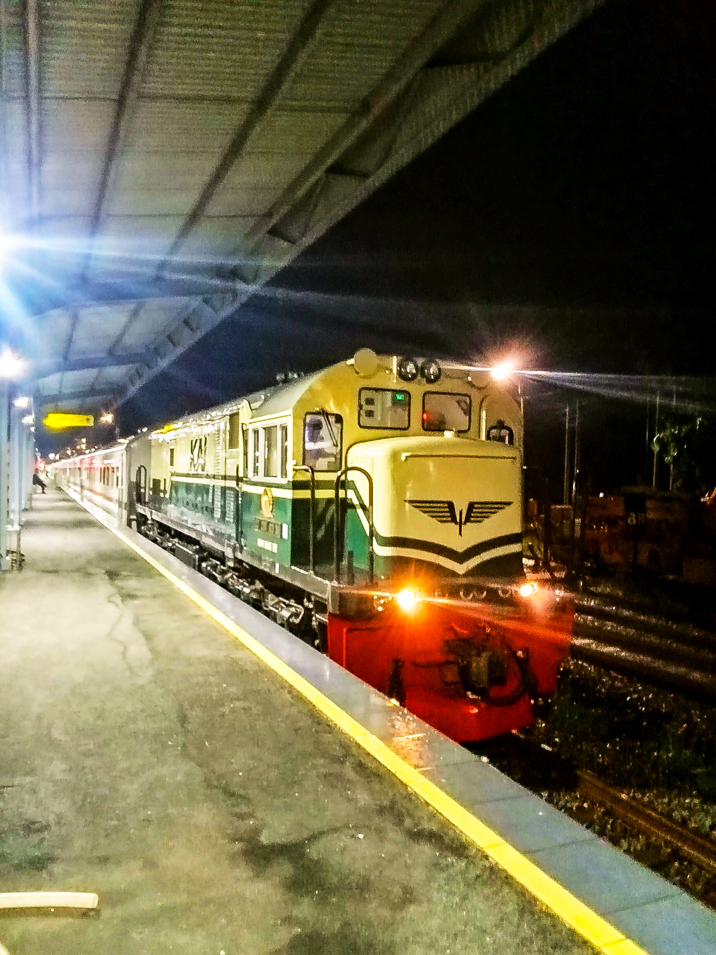 Kereta api Sancaka Utara di stasiun Kroya