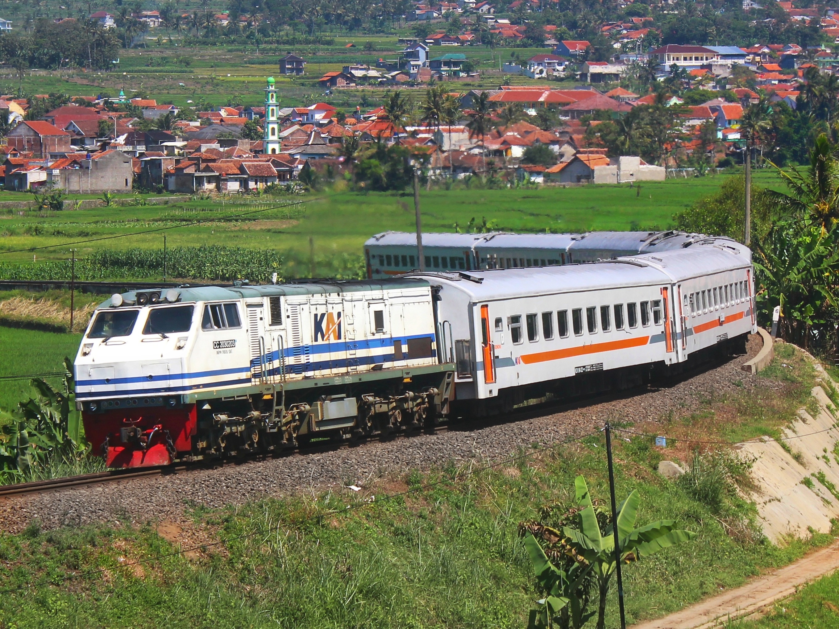 KA SERAYU melintas di Tiber Kadungora