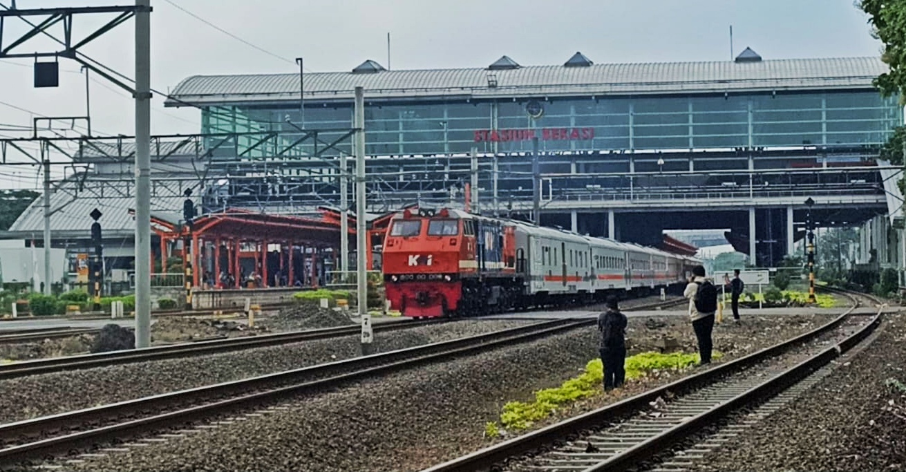 Kereta Matarmaja berangkat stasiun Bekasi