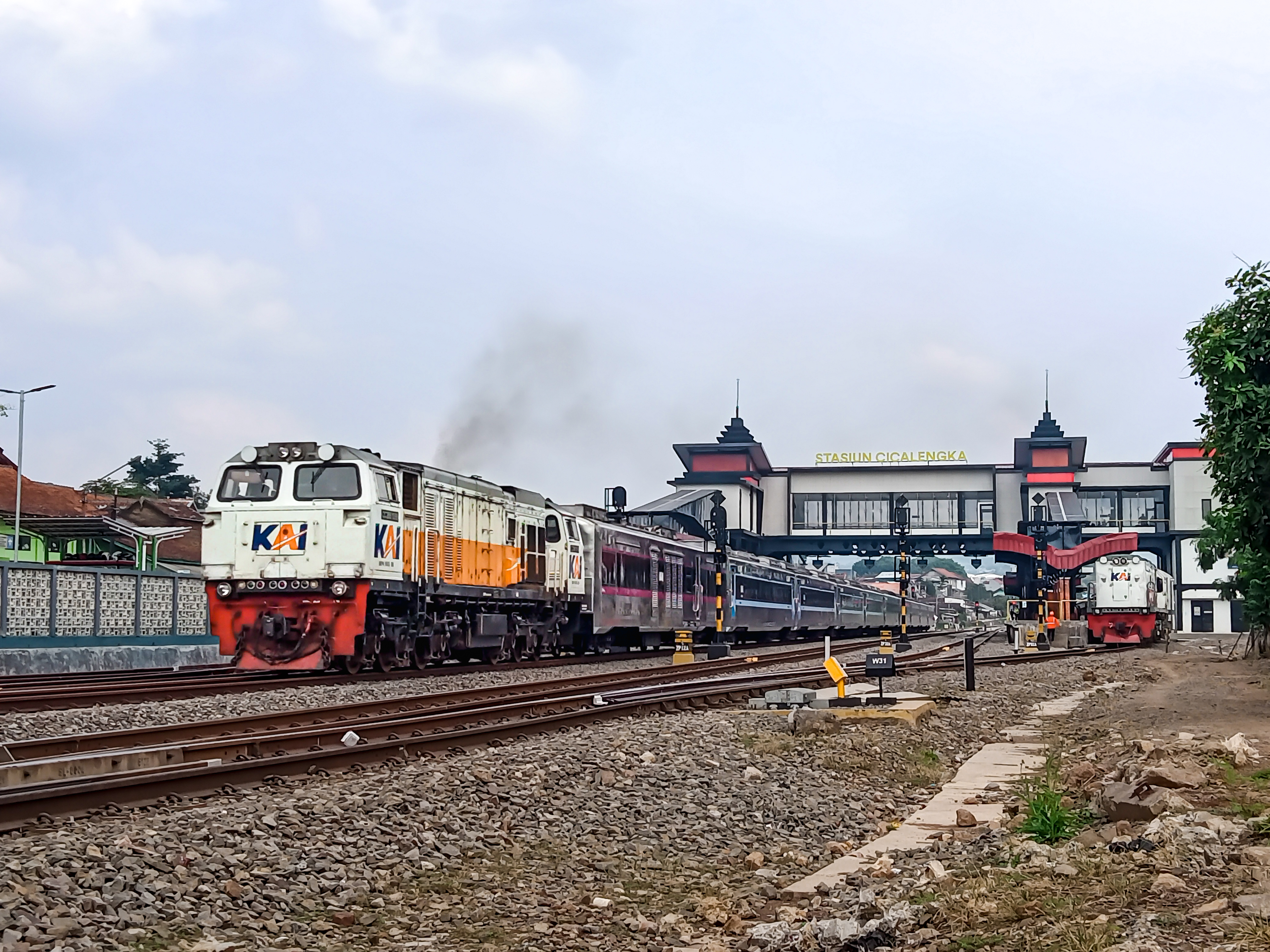 Kereta Lodaya Pagi menyusul Kereta Lokal Baraya di Stasiun Cicalengka.