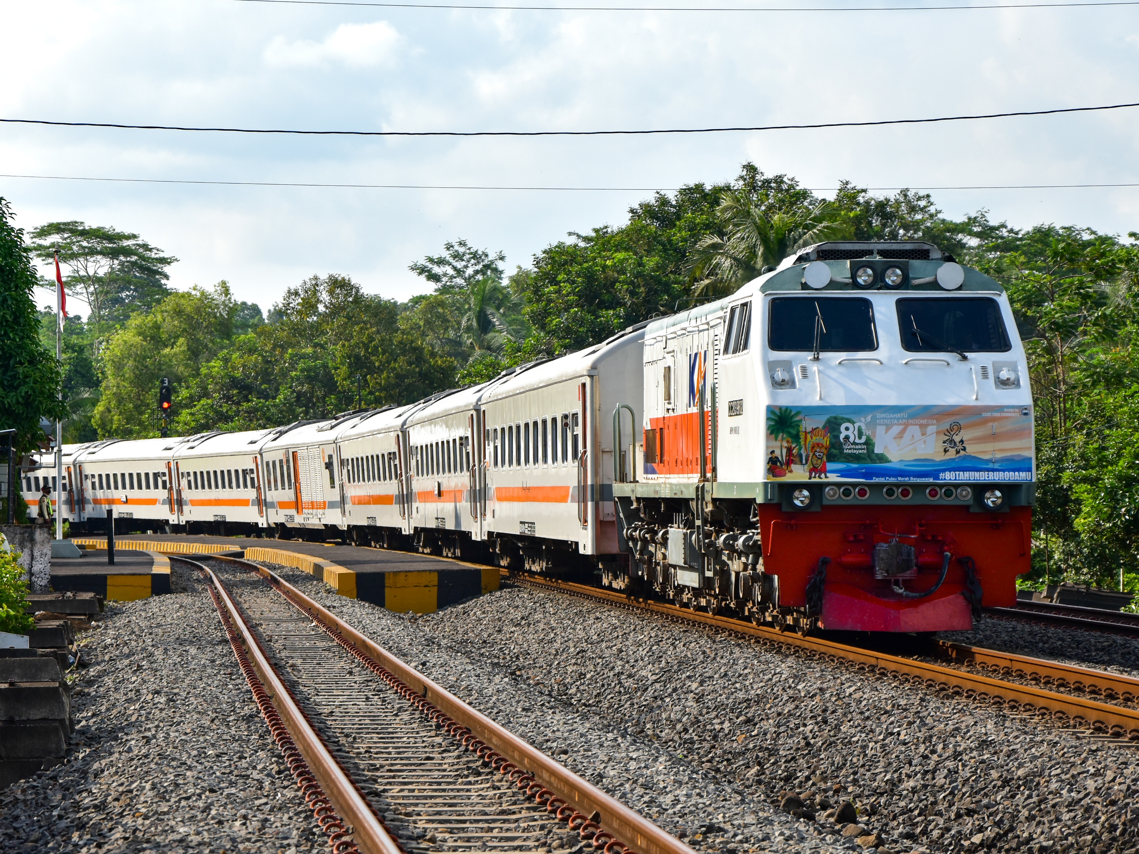Laju Sang Lokomotif Menyambut Hari