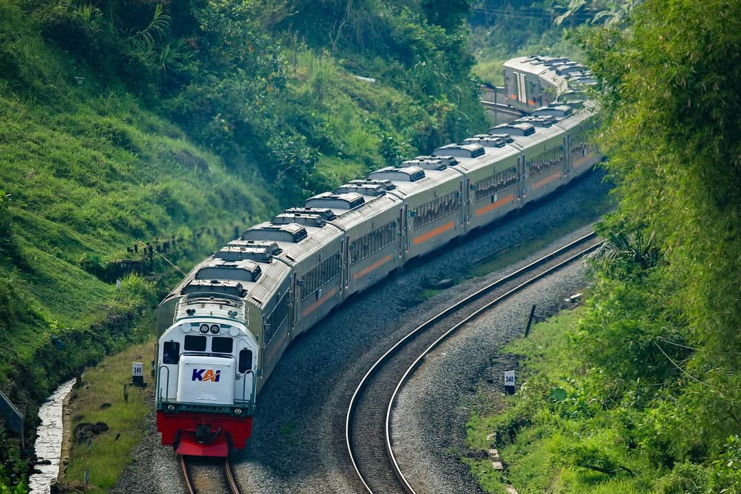 Kereta Api Sawunggalih melintas di letter S Serongan