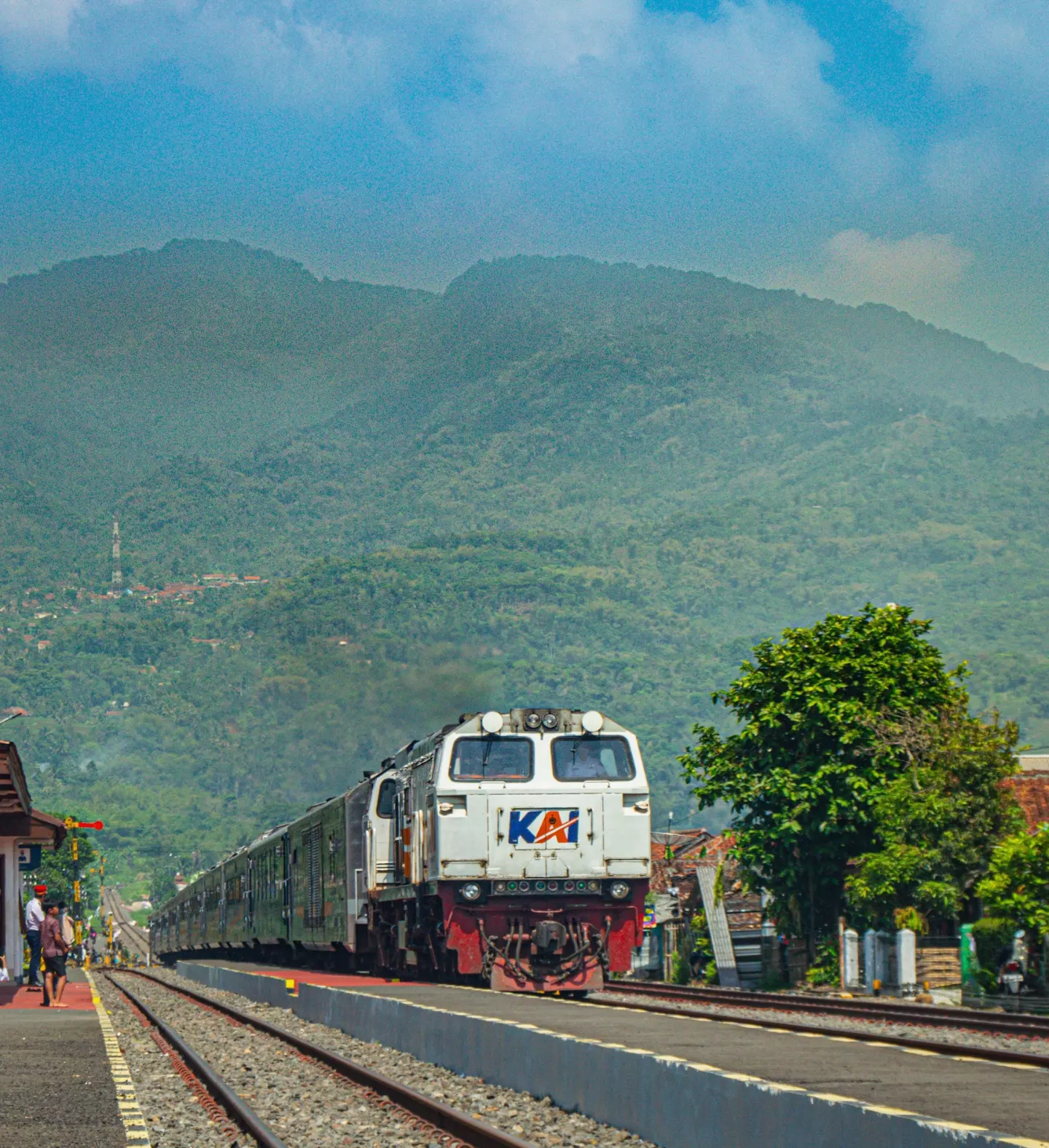 kereta Argo Willis dengan Latar Belakang Gunung