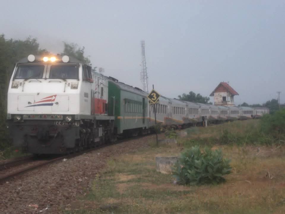 KA Bangunkarta tujuan Jakarta Pasar Senen meninggalkan Stasiun Kertosono