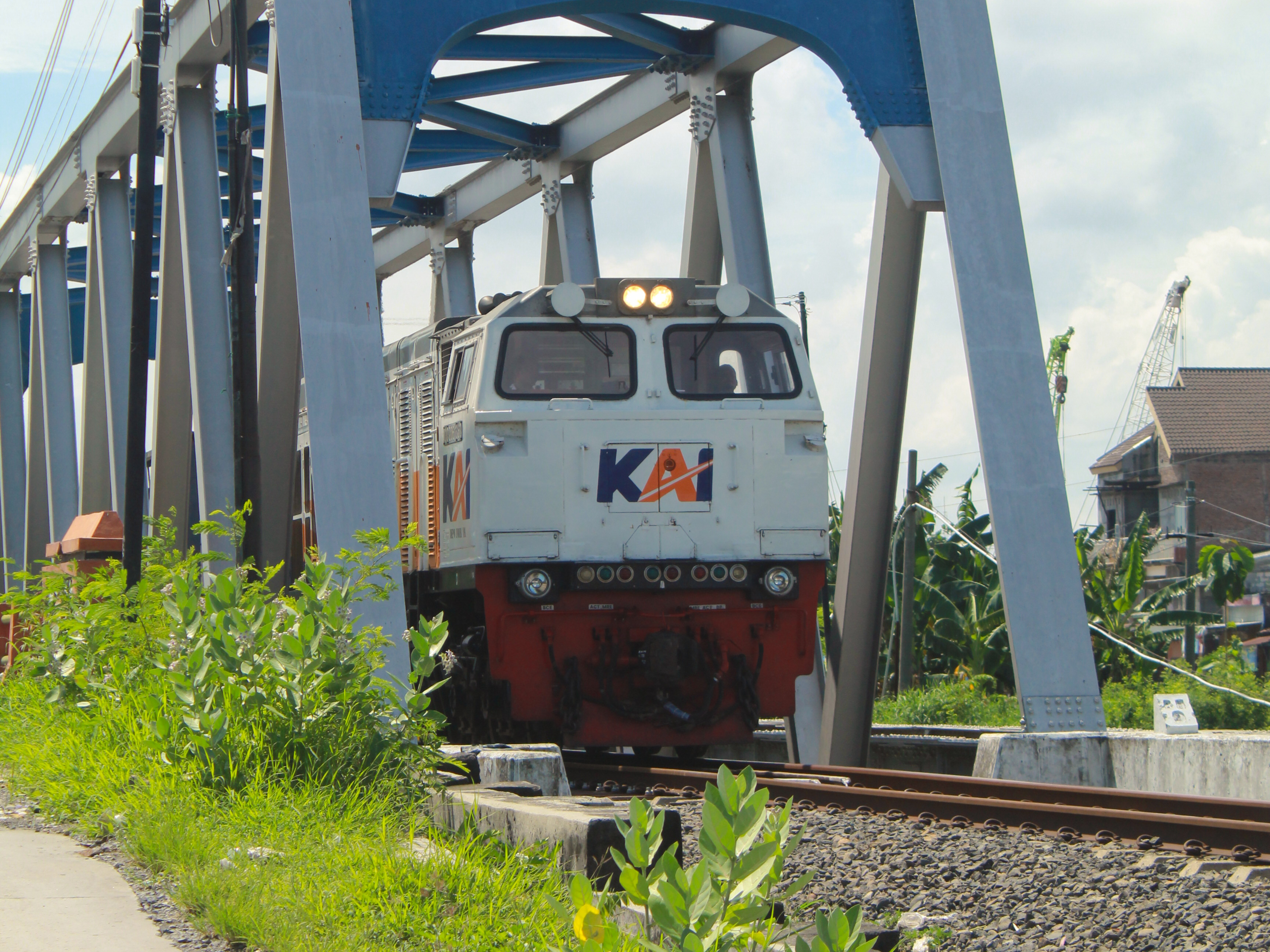 CC206 melintasi jembatan di petak Alastua-semarang