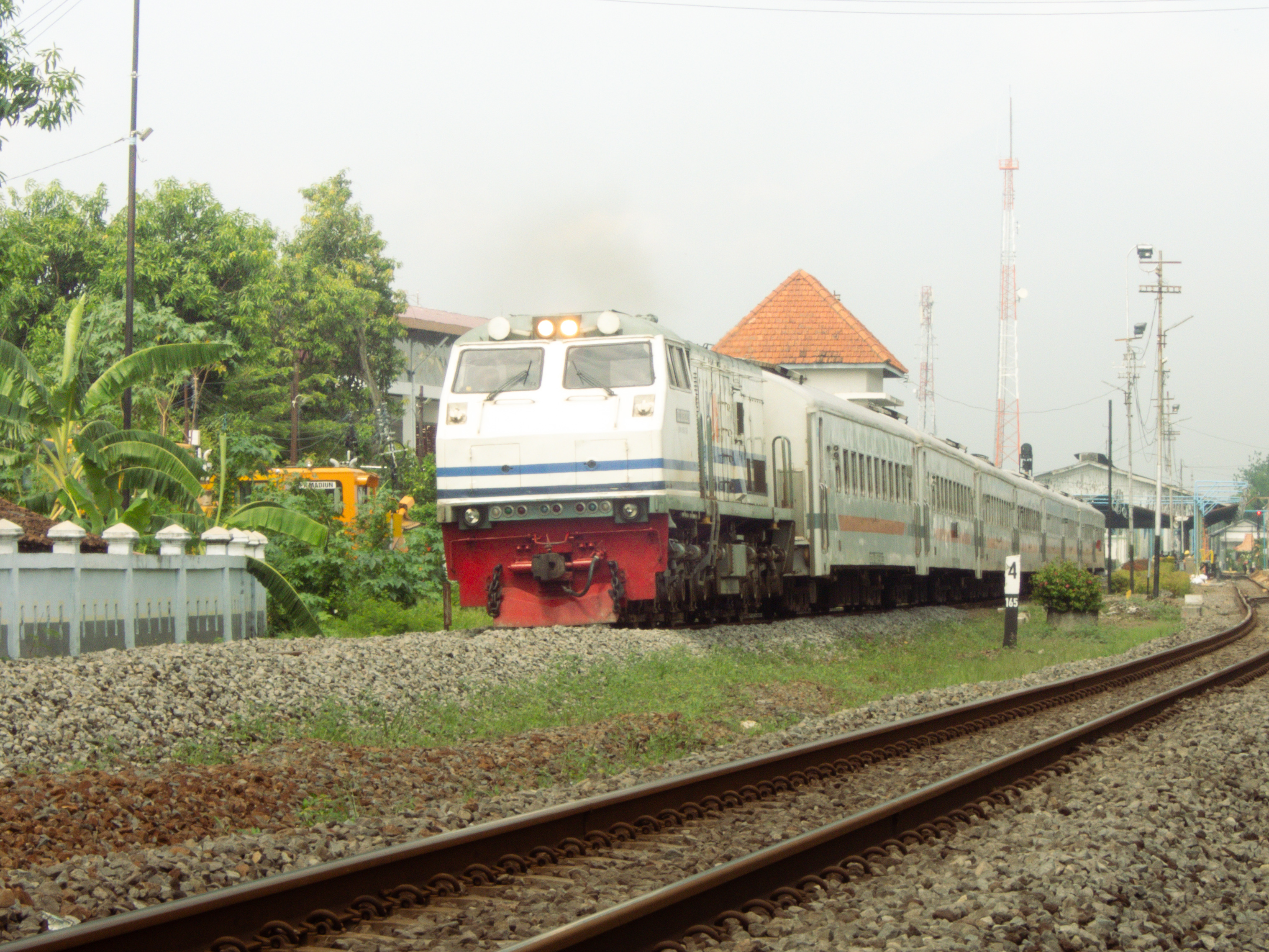 Kereta Kahuripan ditarik Loko CC 203 02 03 SDT