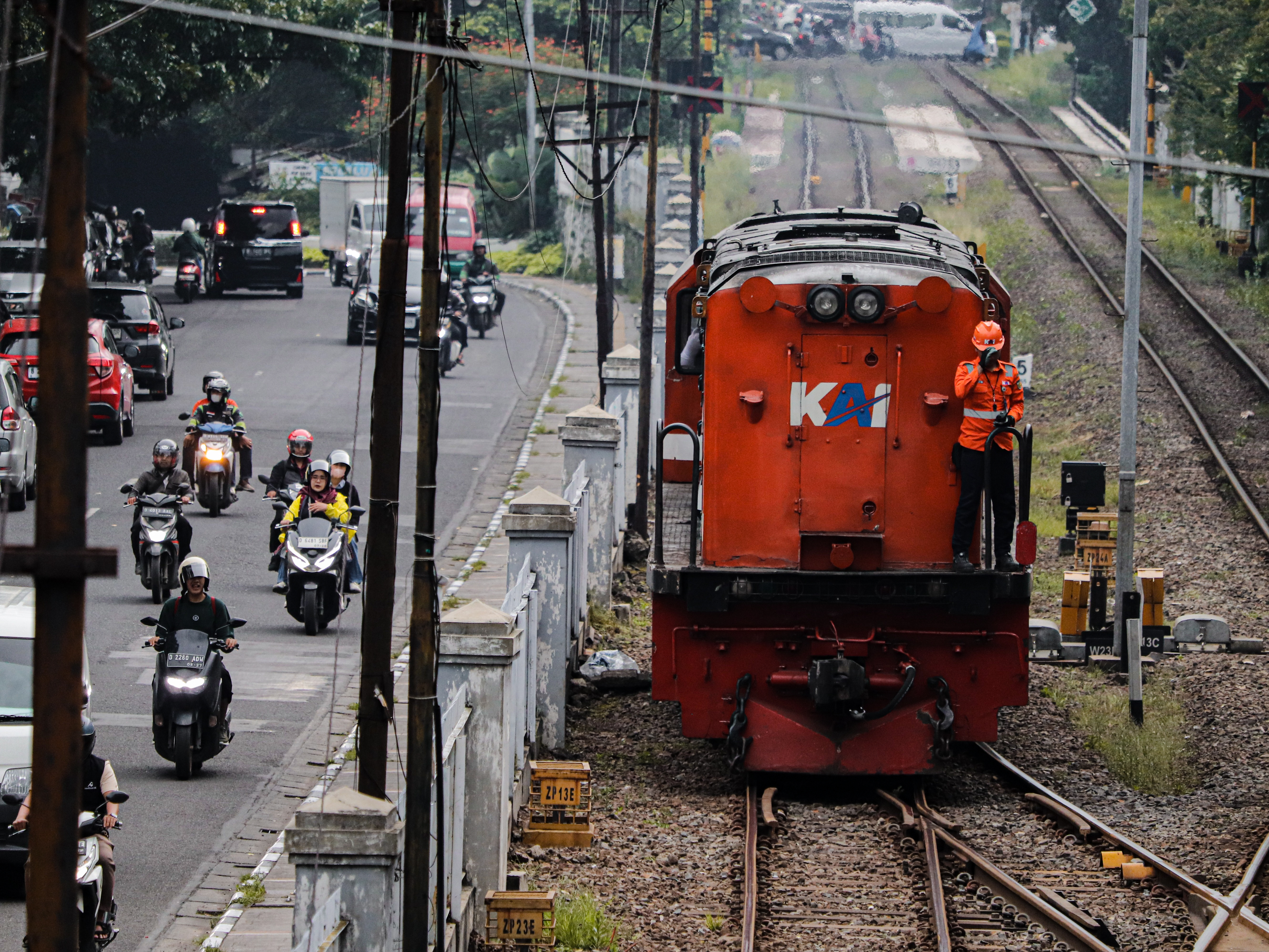 Kereta Api CC 201 dan Juru Langsir
