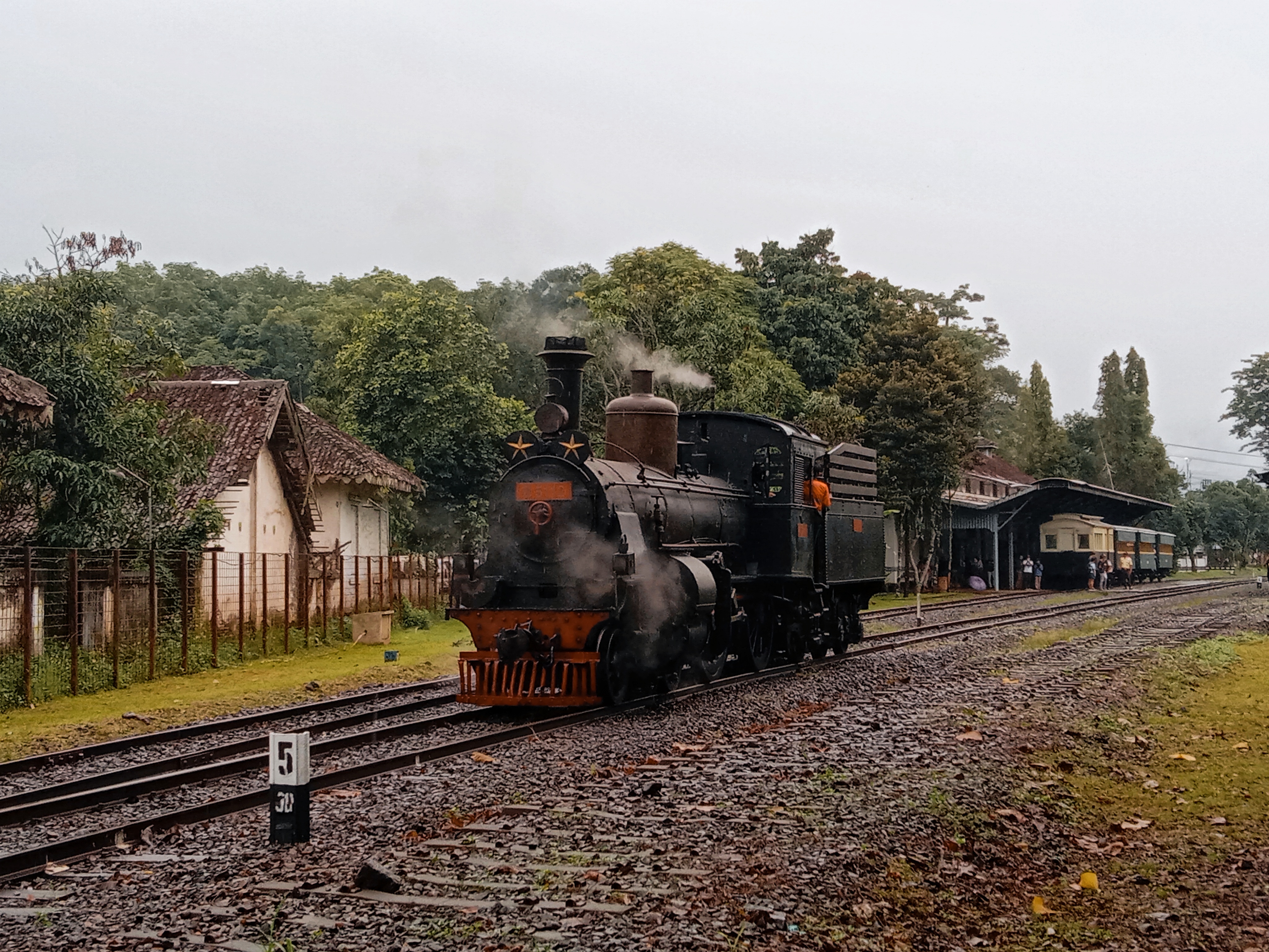 Lokomotif B51 yang sedang bertugas menarik Kereta Wisata Baru Klinting di Stasiun Tuntang