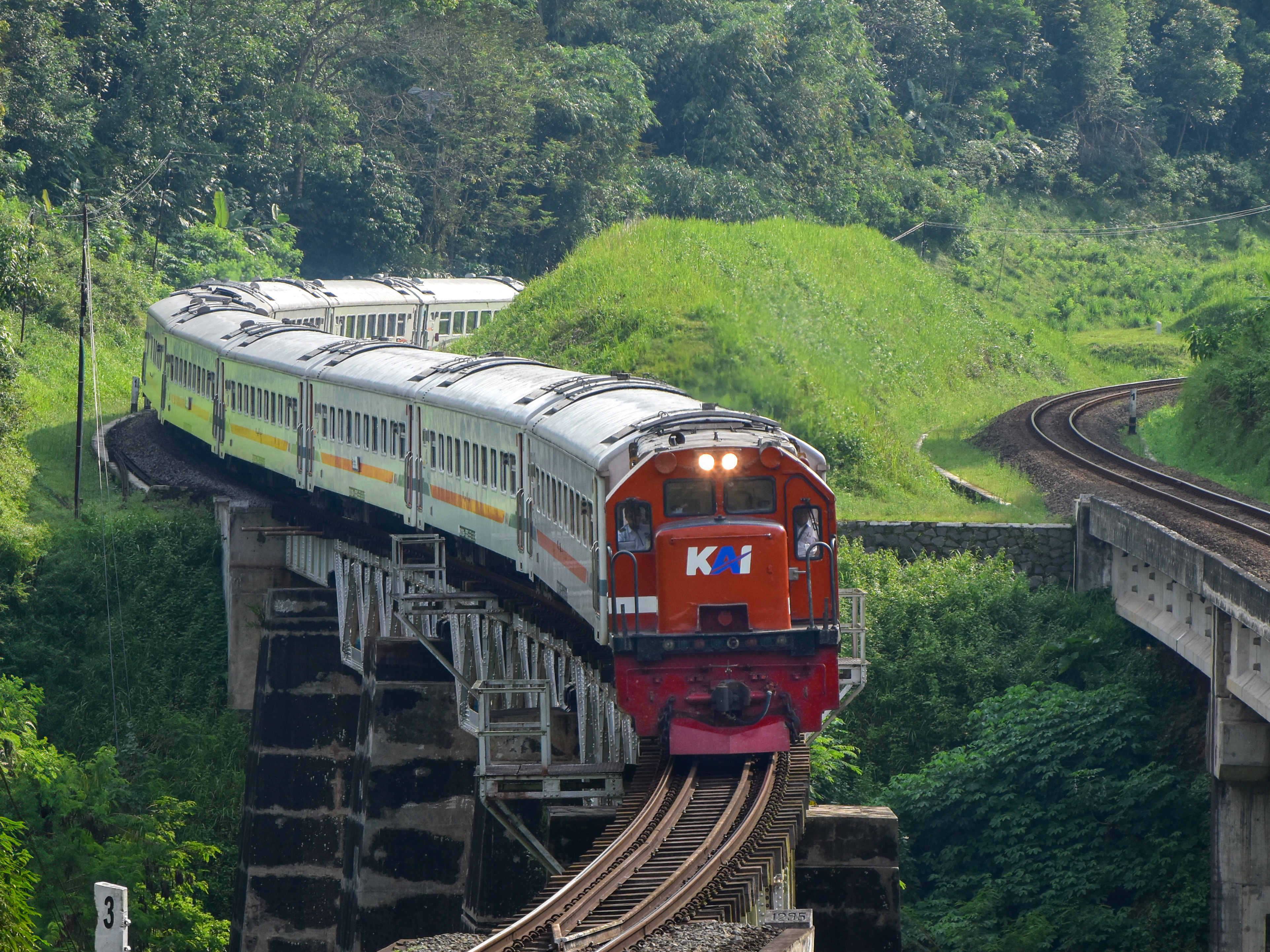 Kereta api Kamandaka di tikungan tumiyang Banyumas
