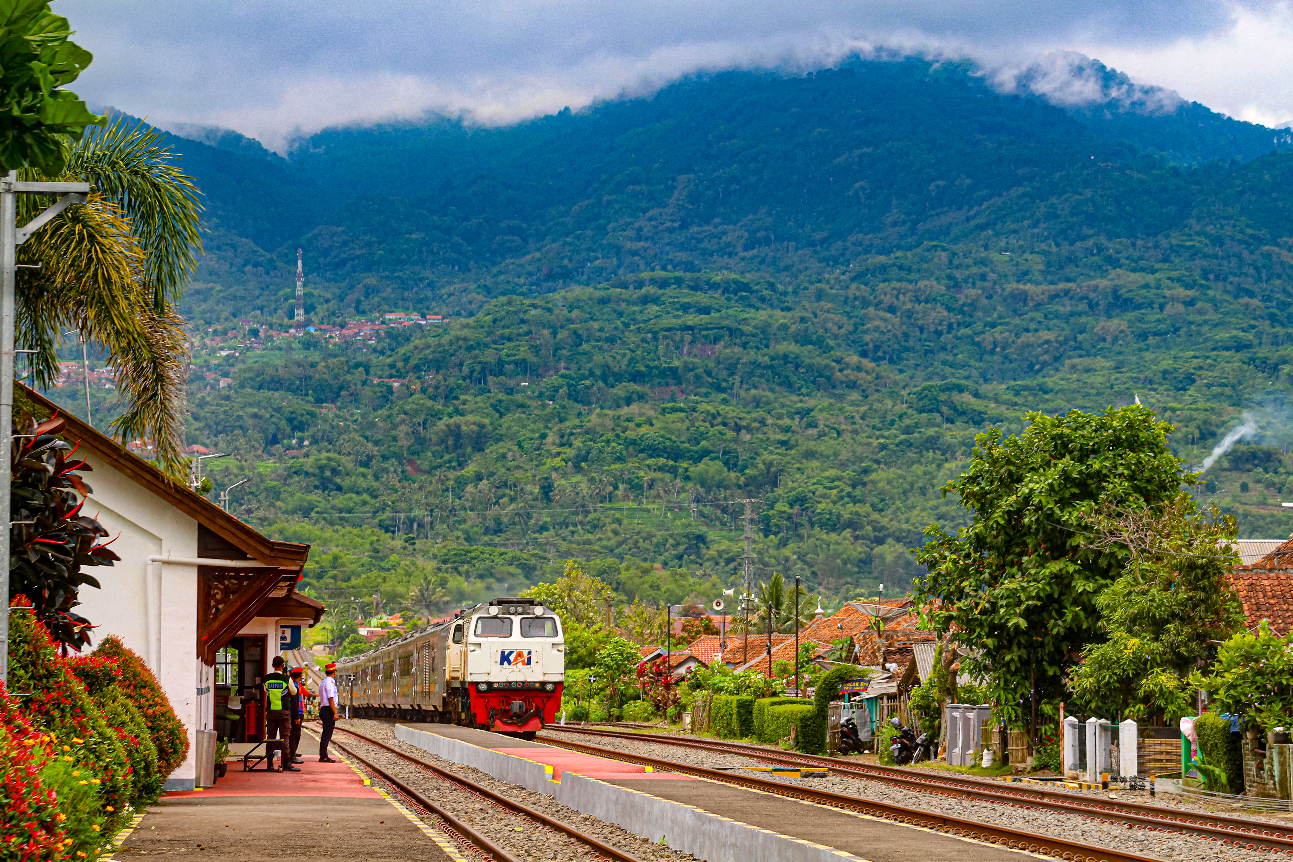 Kereta Api Malabar Menuruni Bukit Menuju Stasiun Ciawi Tasikmalaya