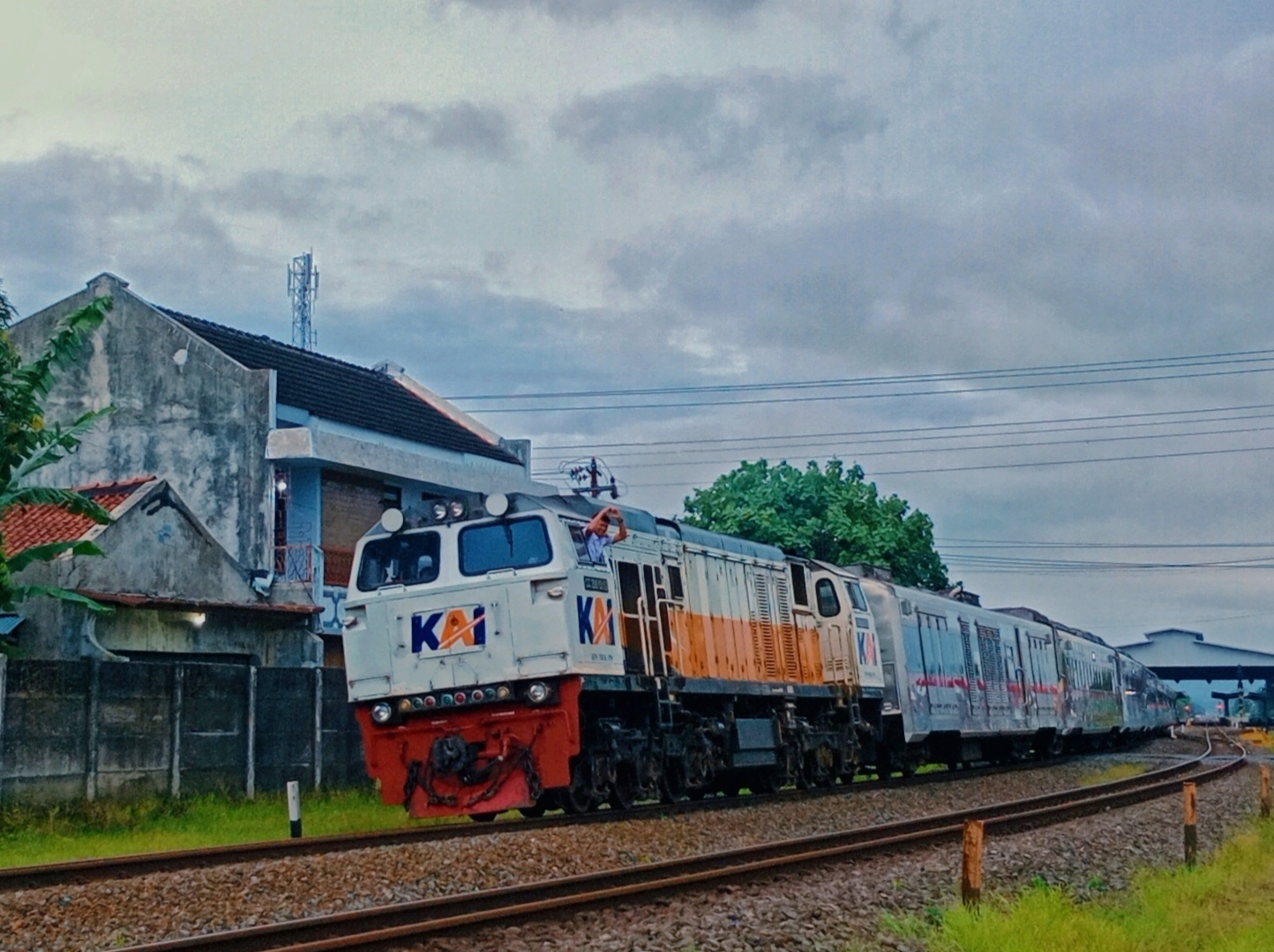 Pose Love Masinis KA Gaya Baru Malam Selatan