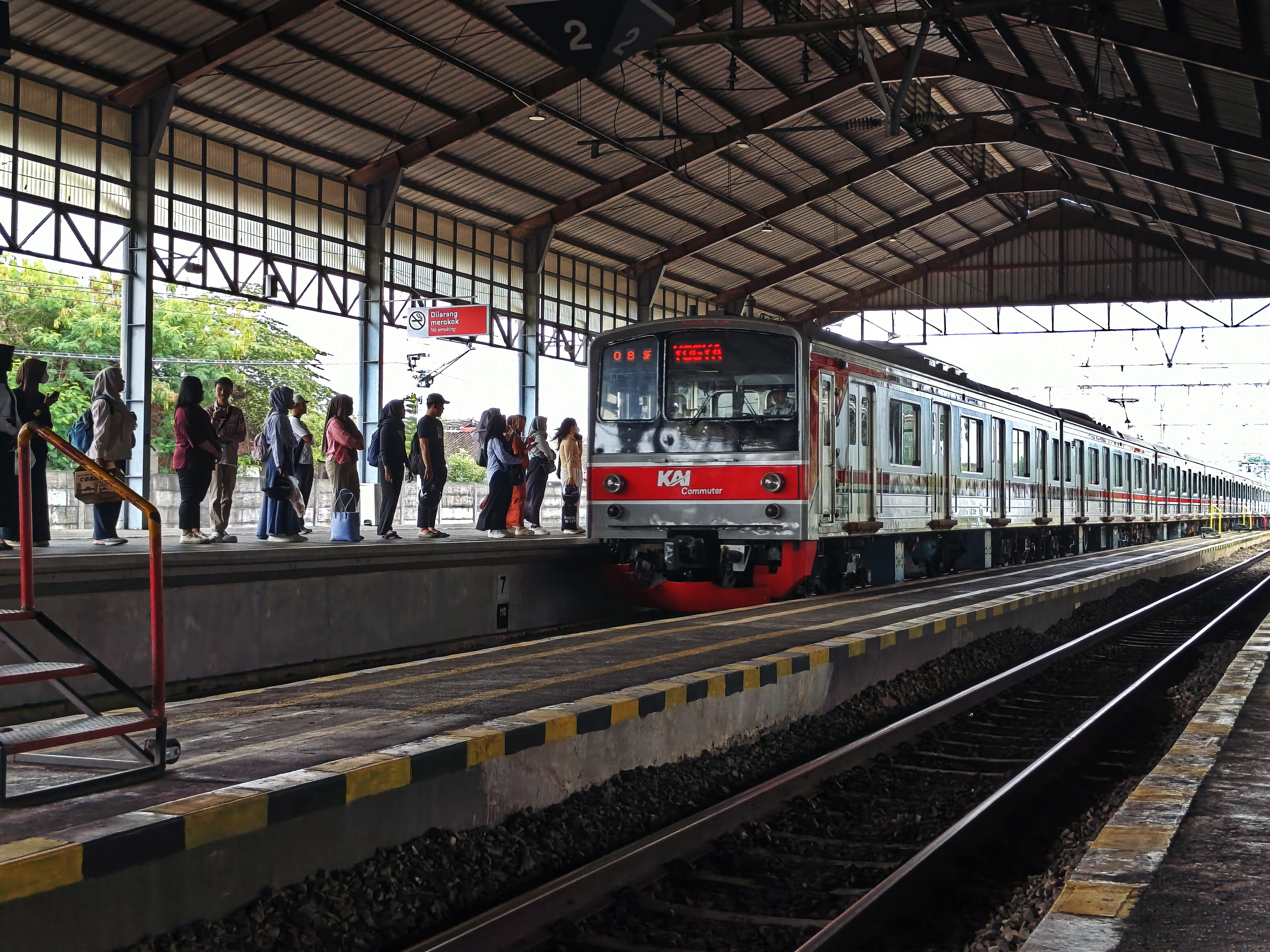 KRL Commuter Line Yogya-Palur datang Stasiun Purwosari