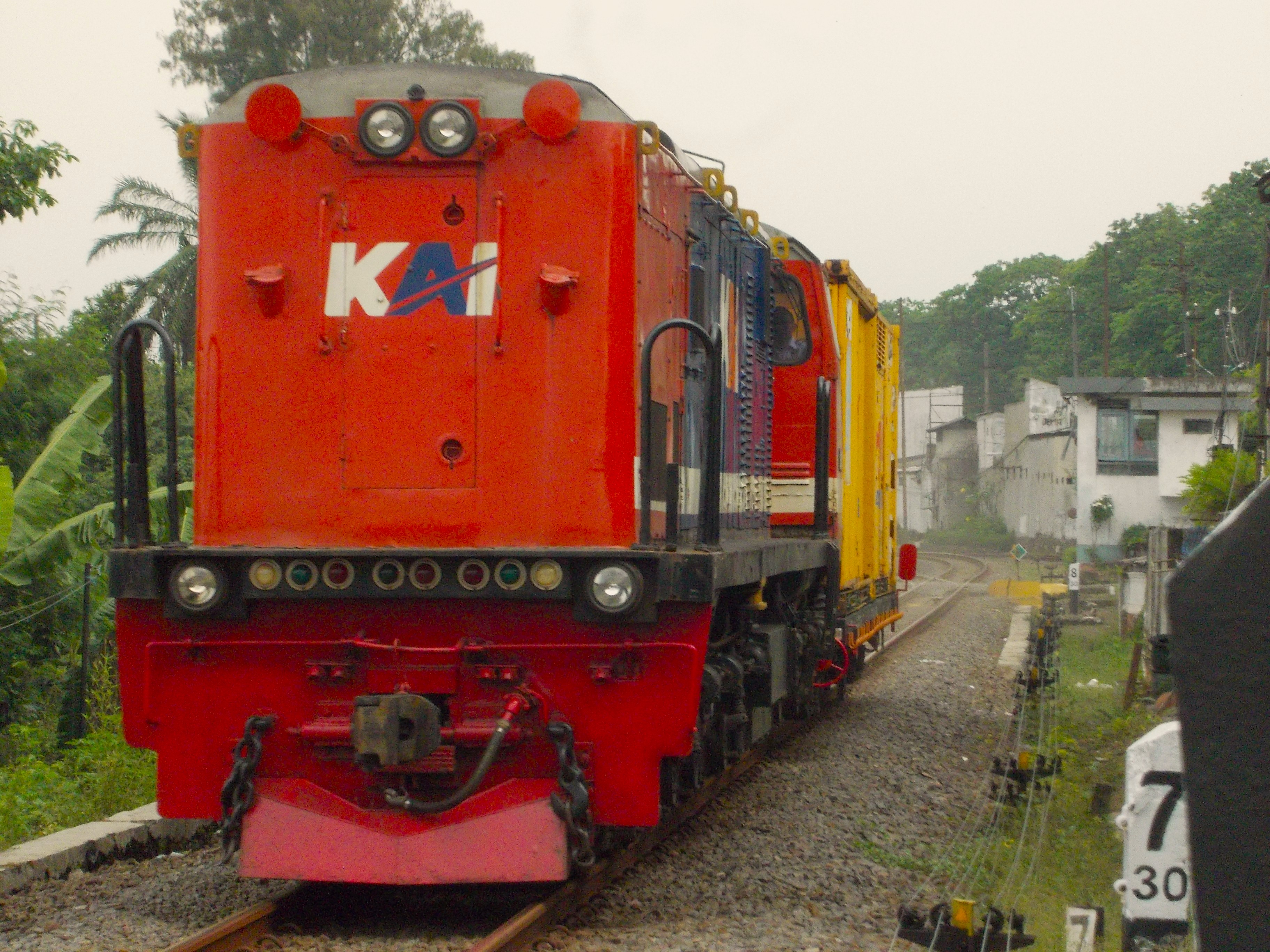Kereta Luar Biasa yang ditarik oleh lokomotif RnB di Sore Hari