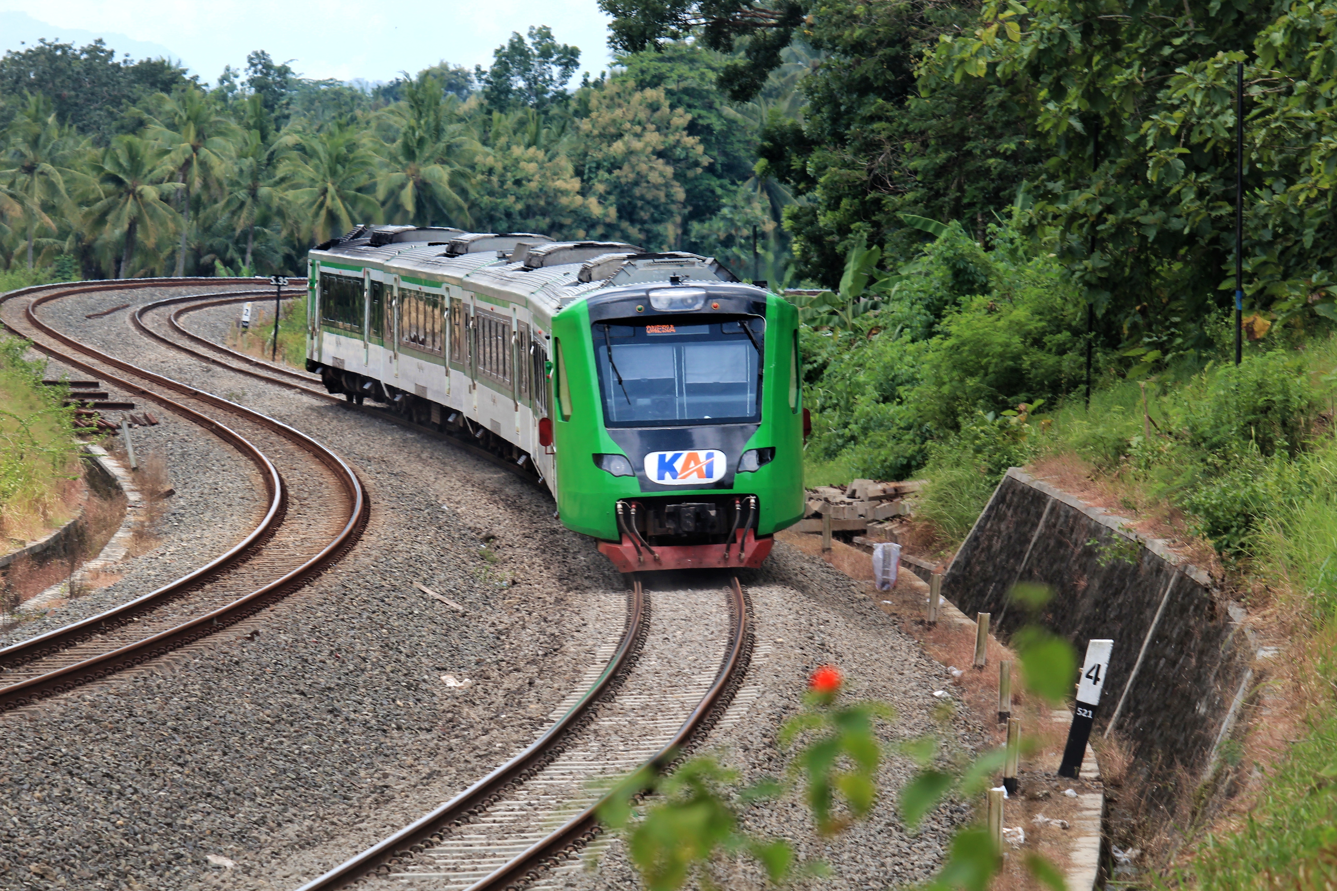KA Bandara YIA sedang meliuk di kelok Mertan Kulon Progo