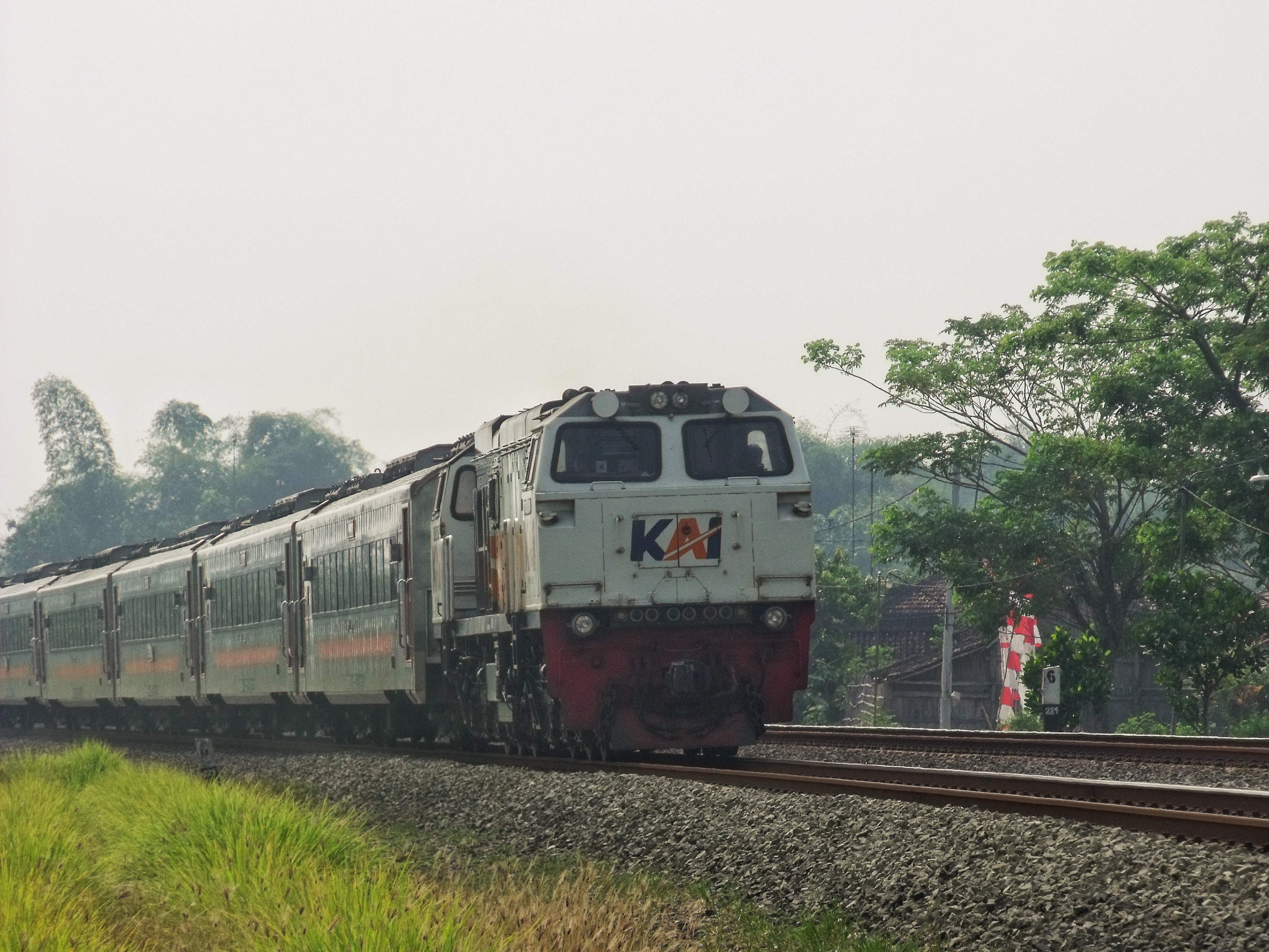 KA Sancaka melaju di tikungan stasiun Kedungbanteng