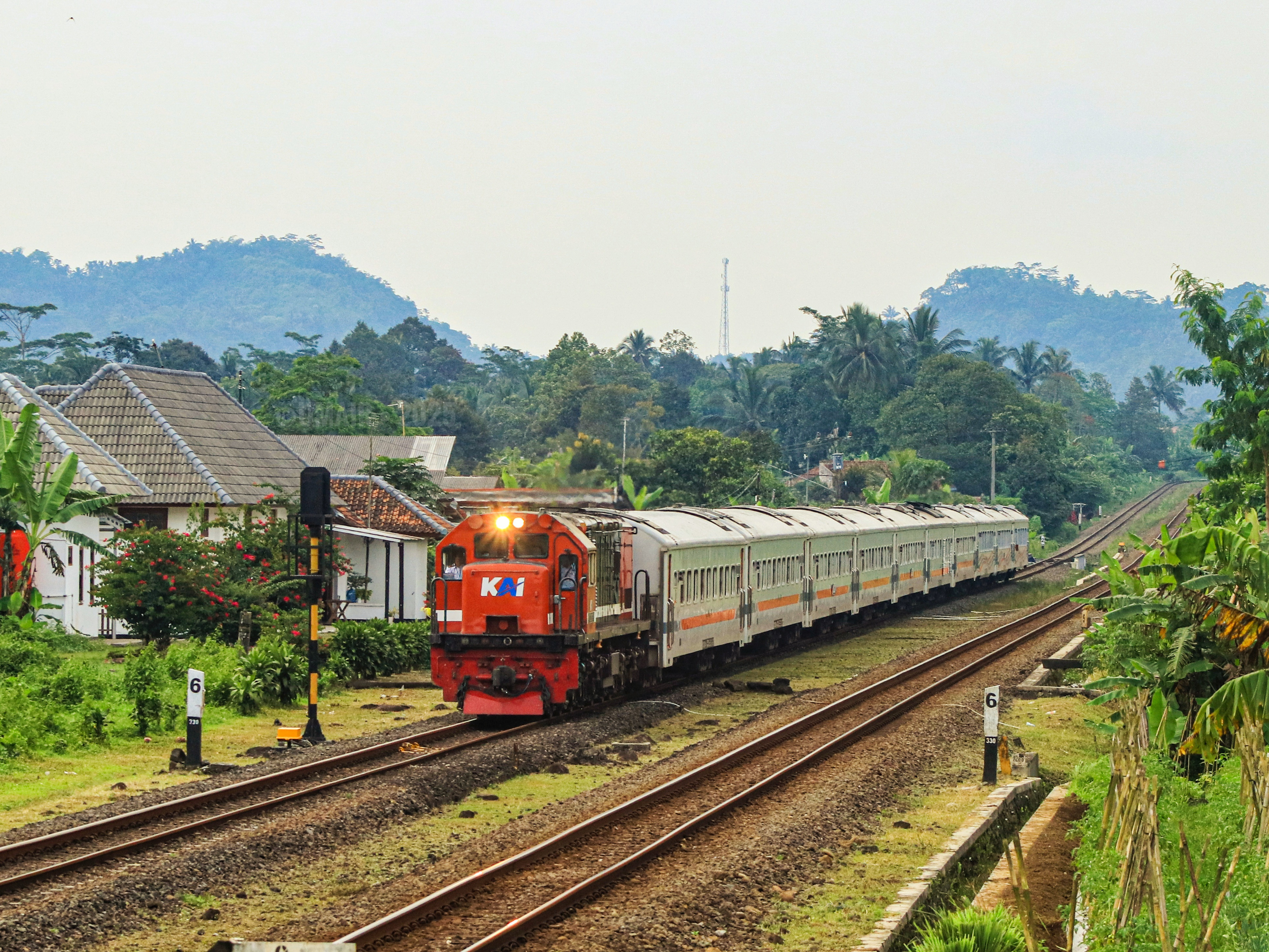 Kamandaka Berkepala Merah Menuruni Lintasan dan Melintasi Bangunan Eks Stasiun Legok