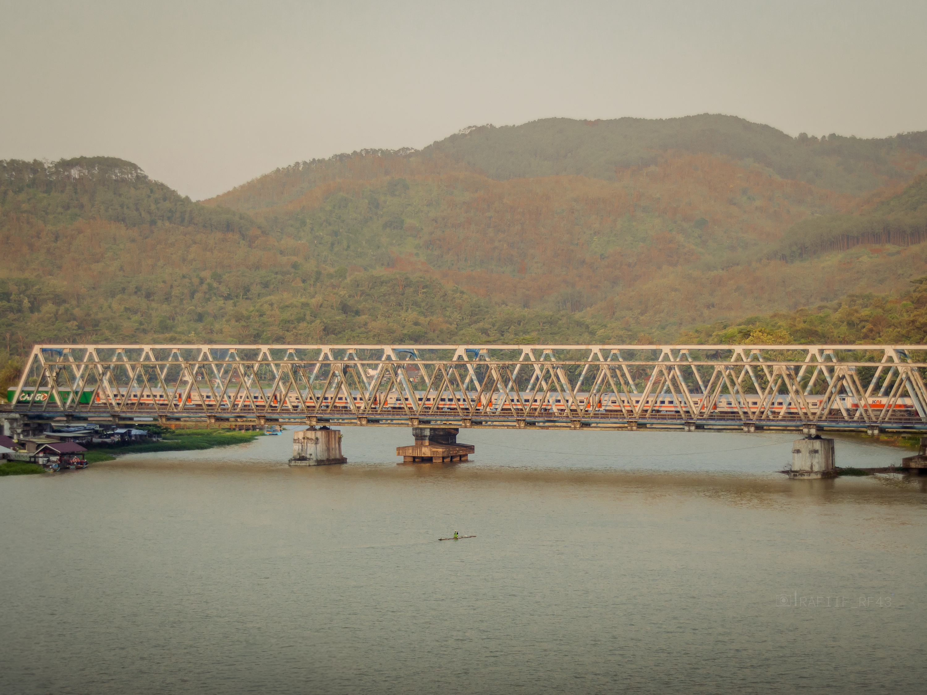 Pemandangan senja diatas Sungai Serayu