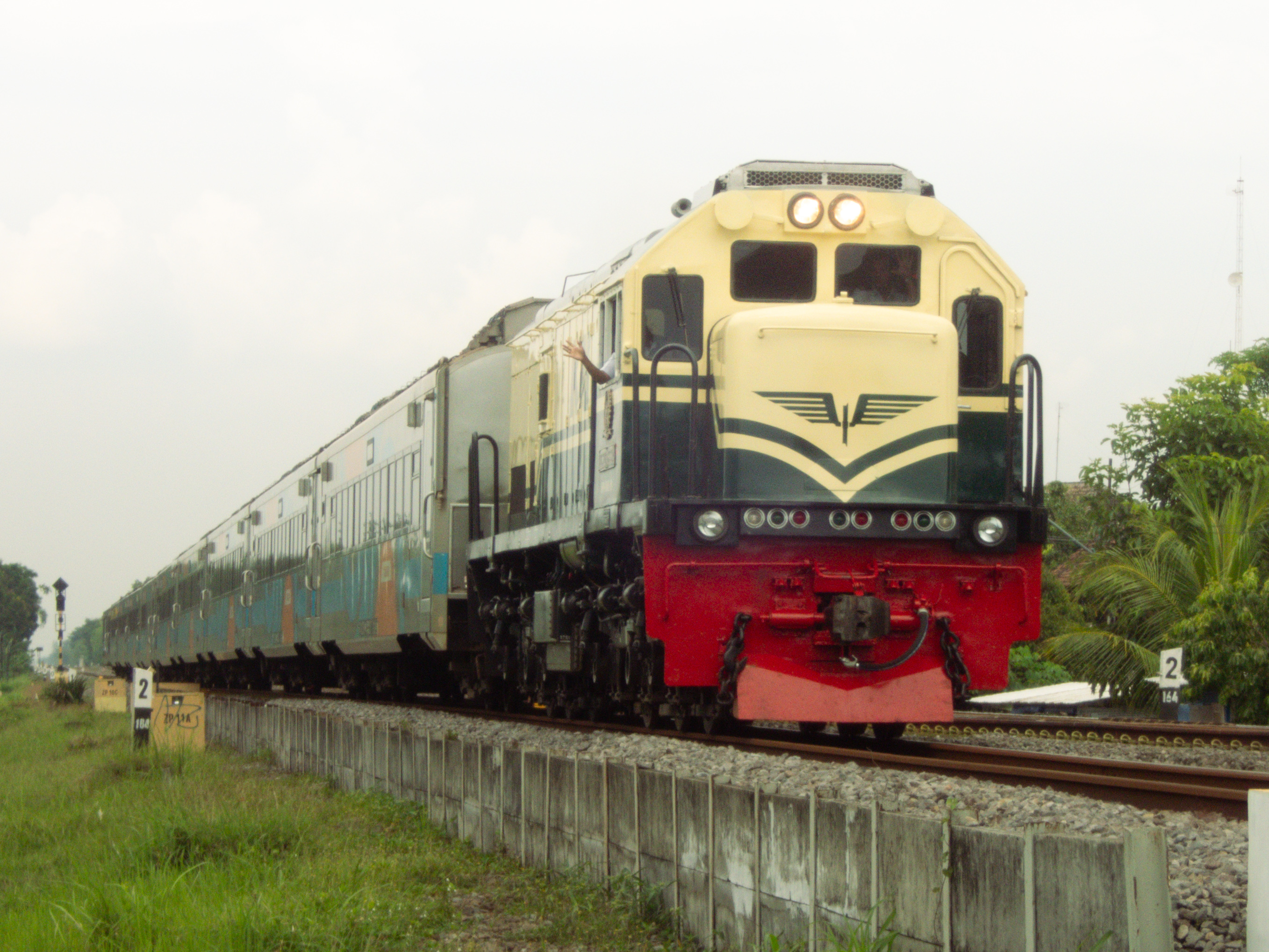 CC 201 83 34 menarik rangkaian TS 4 Taksaka eks Argo Bromo Anggrek