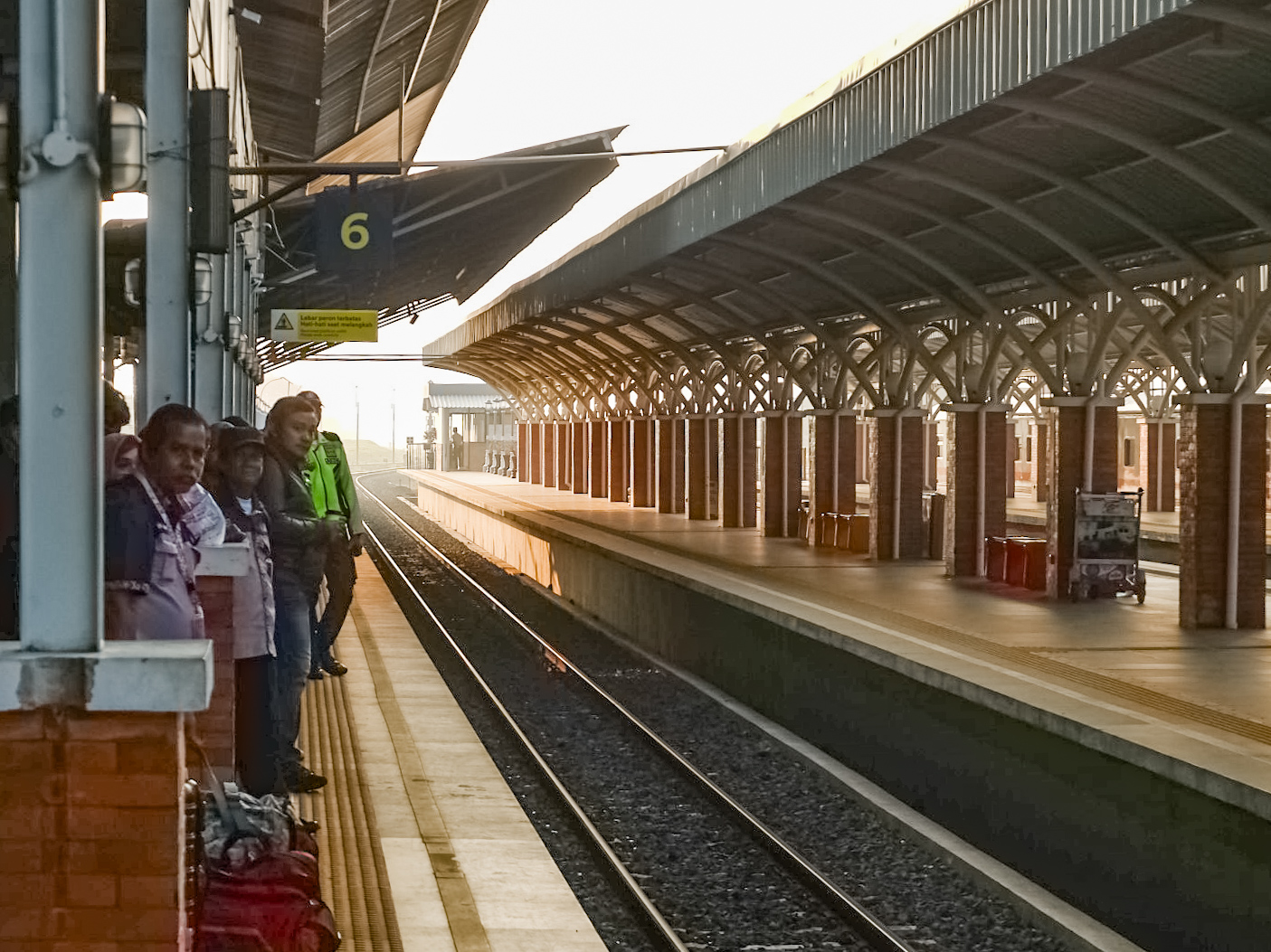 Aktivitas Para Penumpang Di Pagi Hari