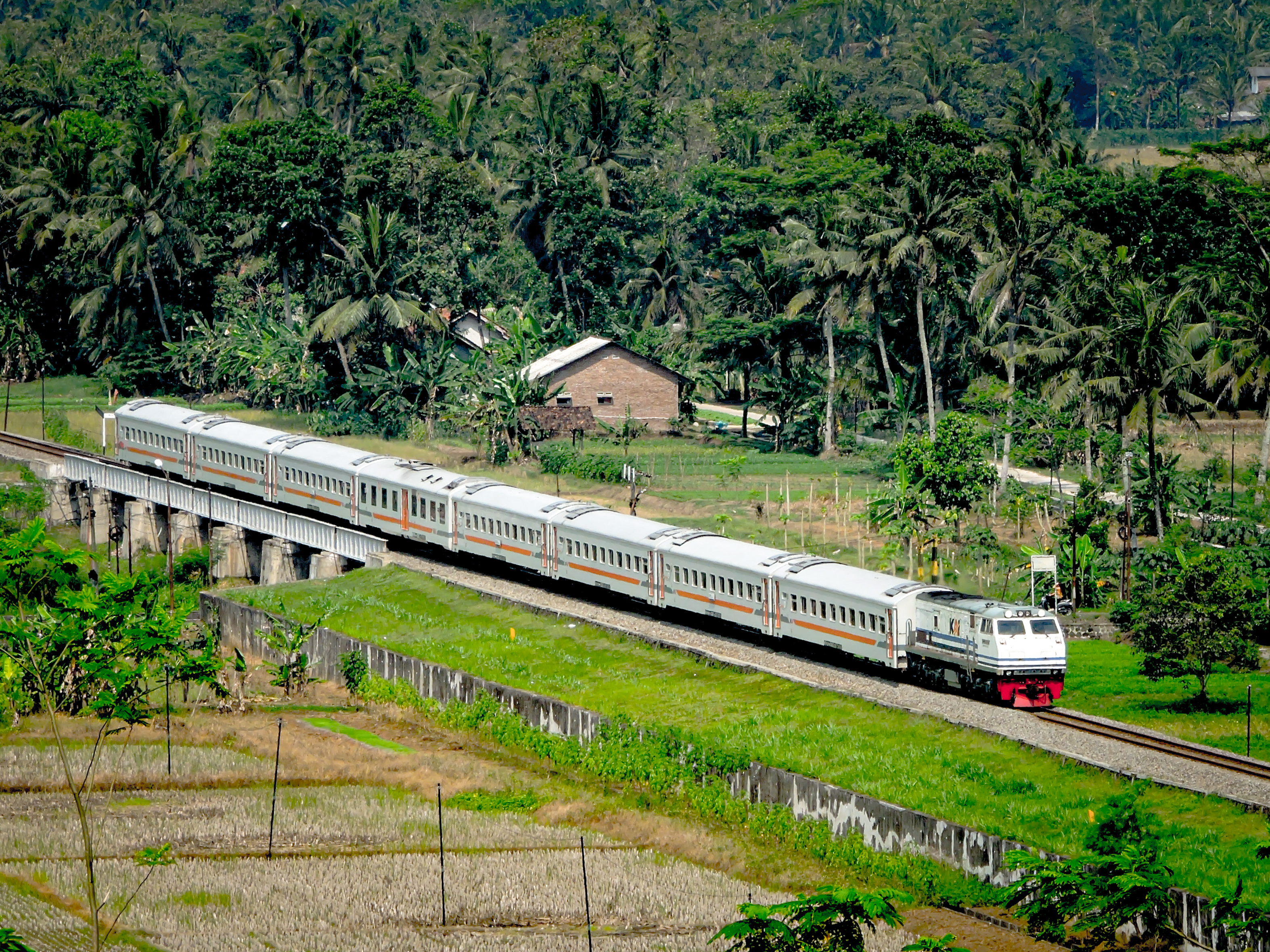 Kereta Api Pasundan di Langensari