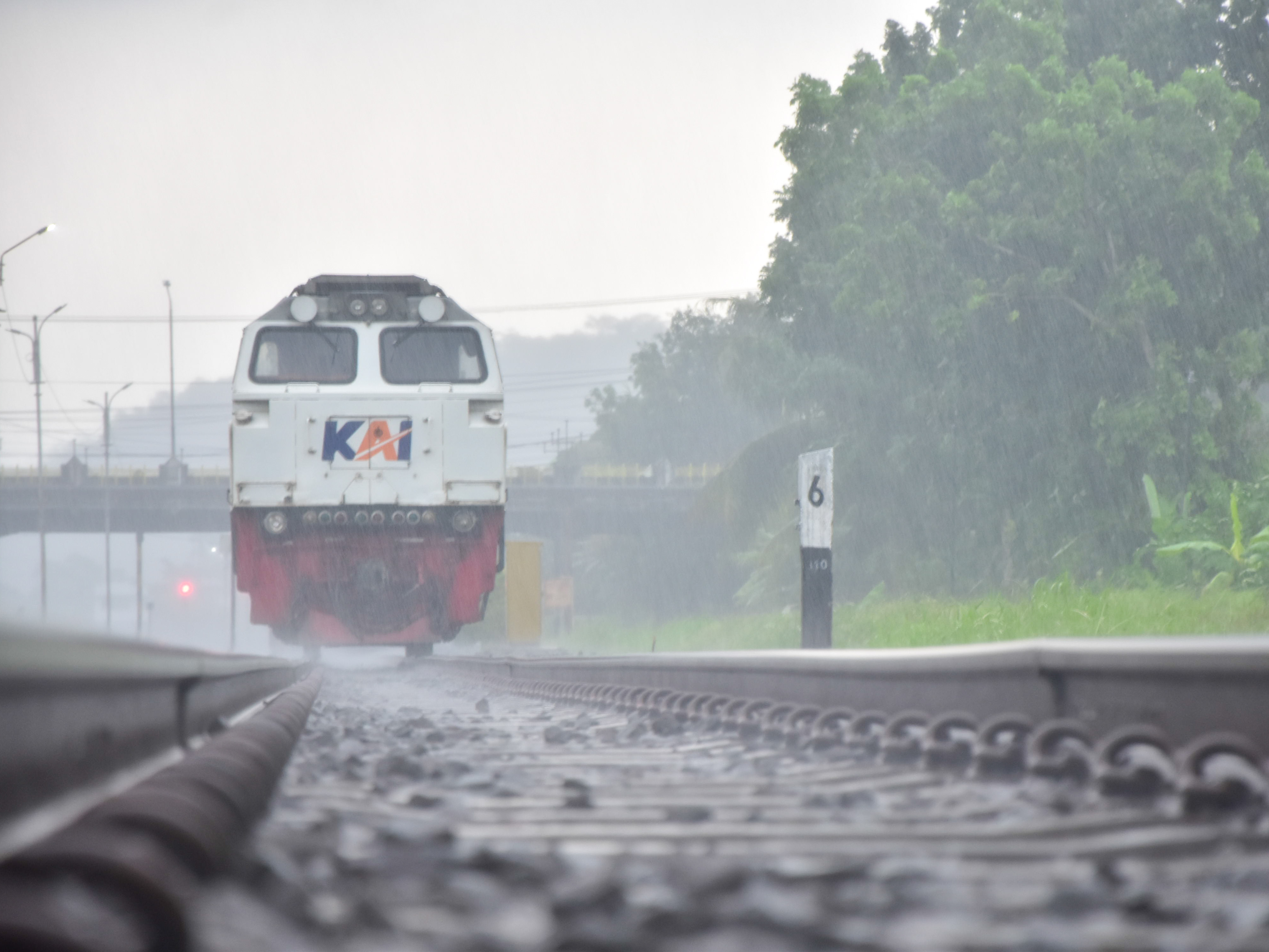 Jalur Rel Basah Menanti Kedatangan kereta api