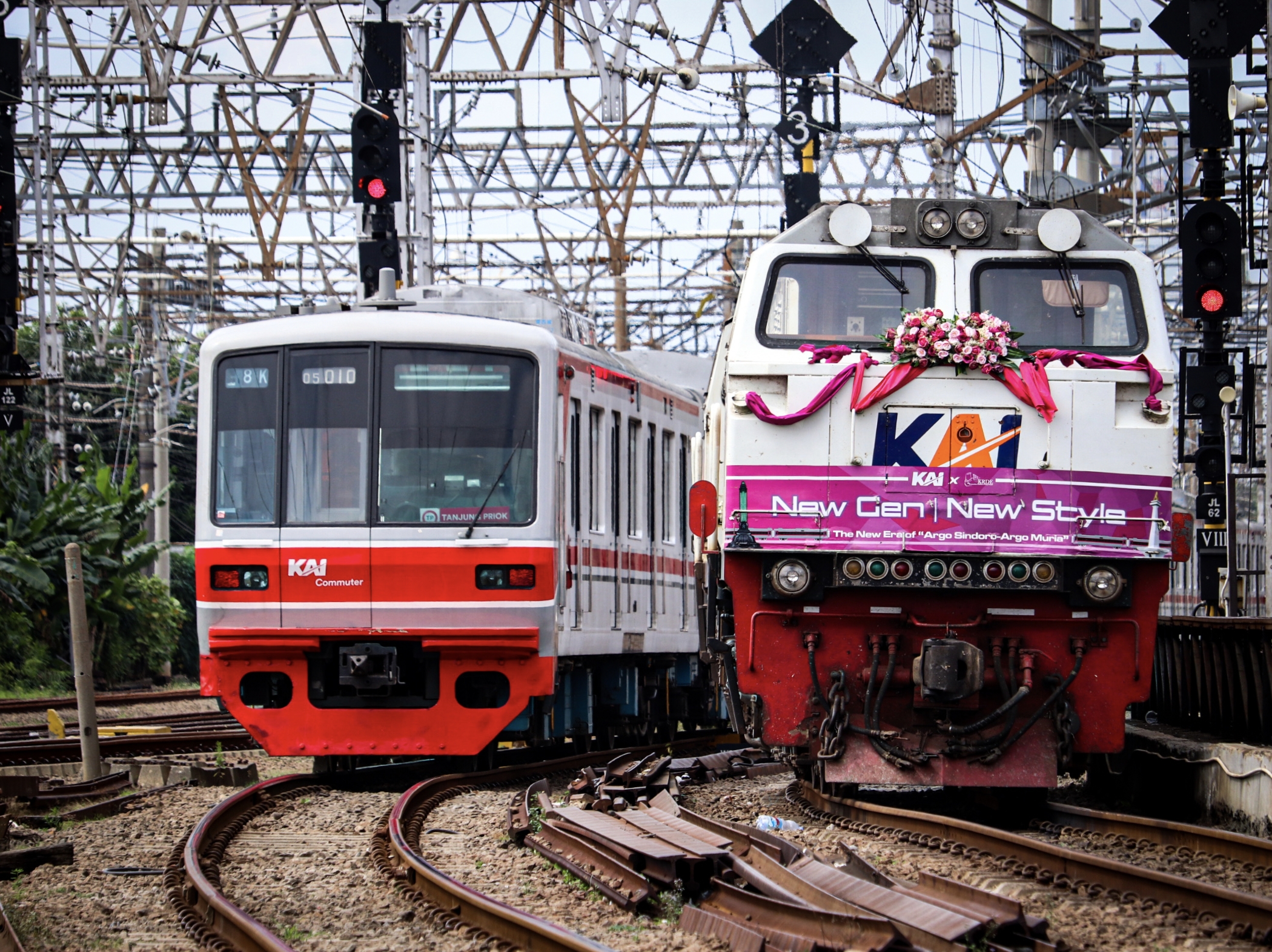 TM05-010 berpapasan dengan lokomotif berbunga di Stasiun Jakarta Kota