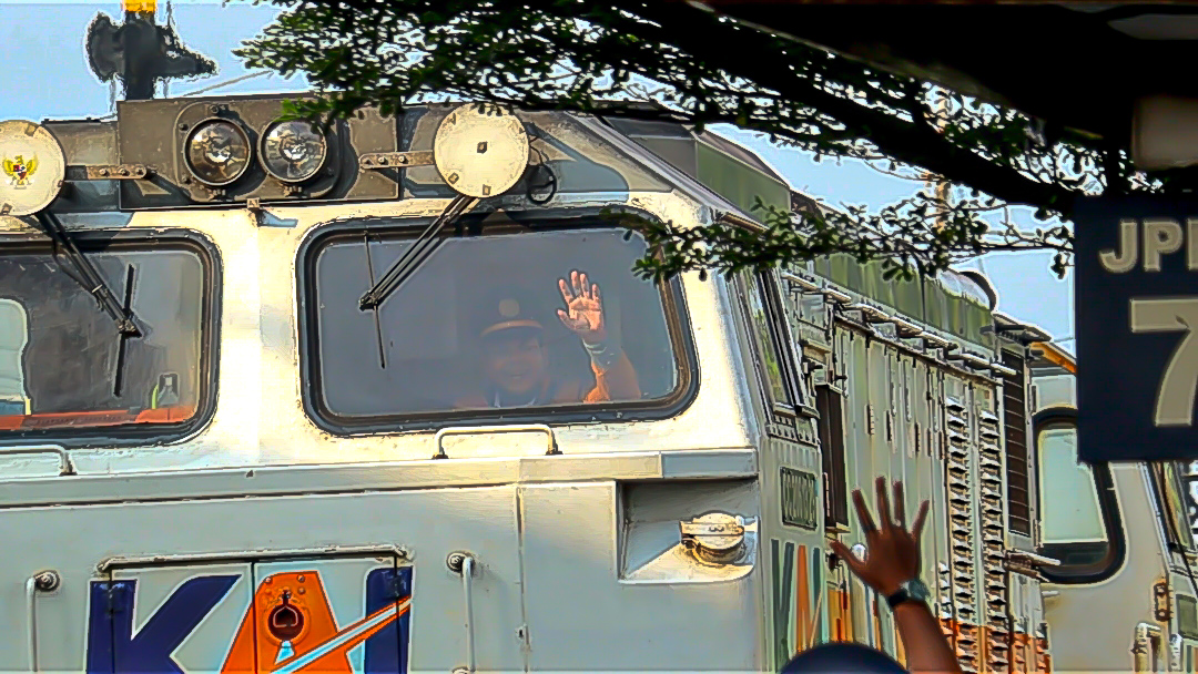 Sapaan hangat dari asisten masinis.