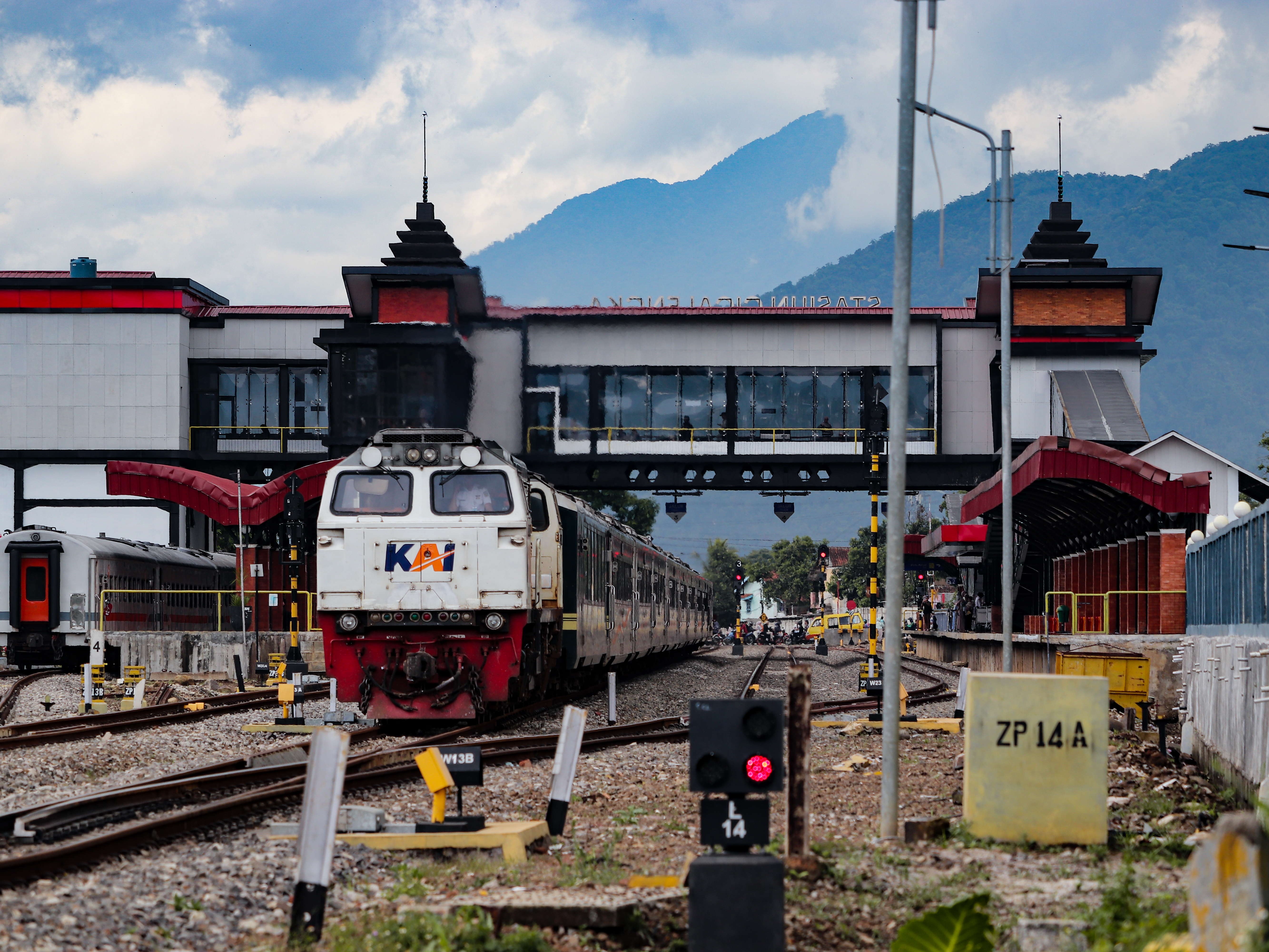 Kereta Api Pangandaran melintas langsung Stasiun Cicalengka
