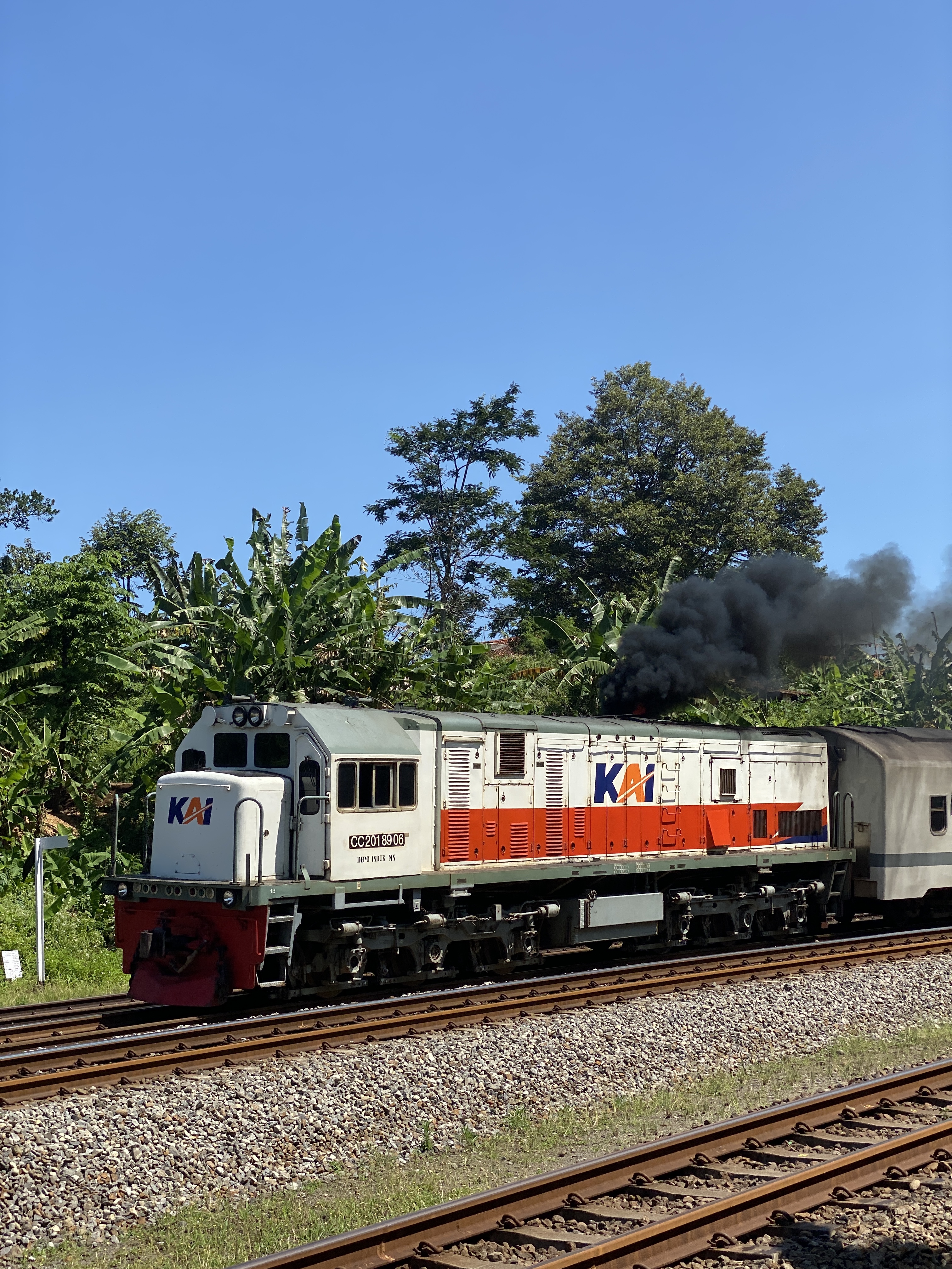 Fajar Utama YK bertolak dari Bumiayu, melanjutkan perjalanan menuju Purwokerto di bawah langit biru yang damai.