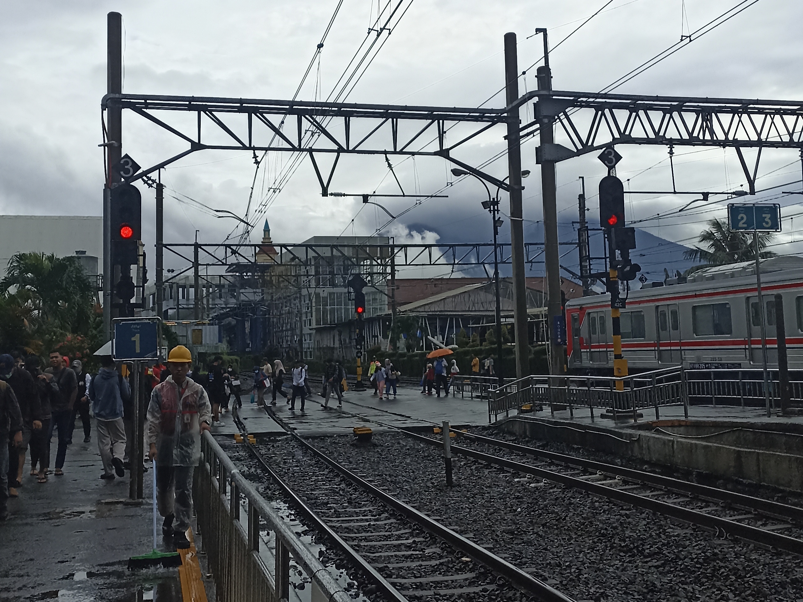 Siluet Gunung Salak dari Stasiun Bogor Pasca Hujan Turun